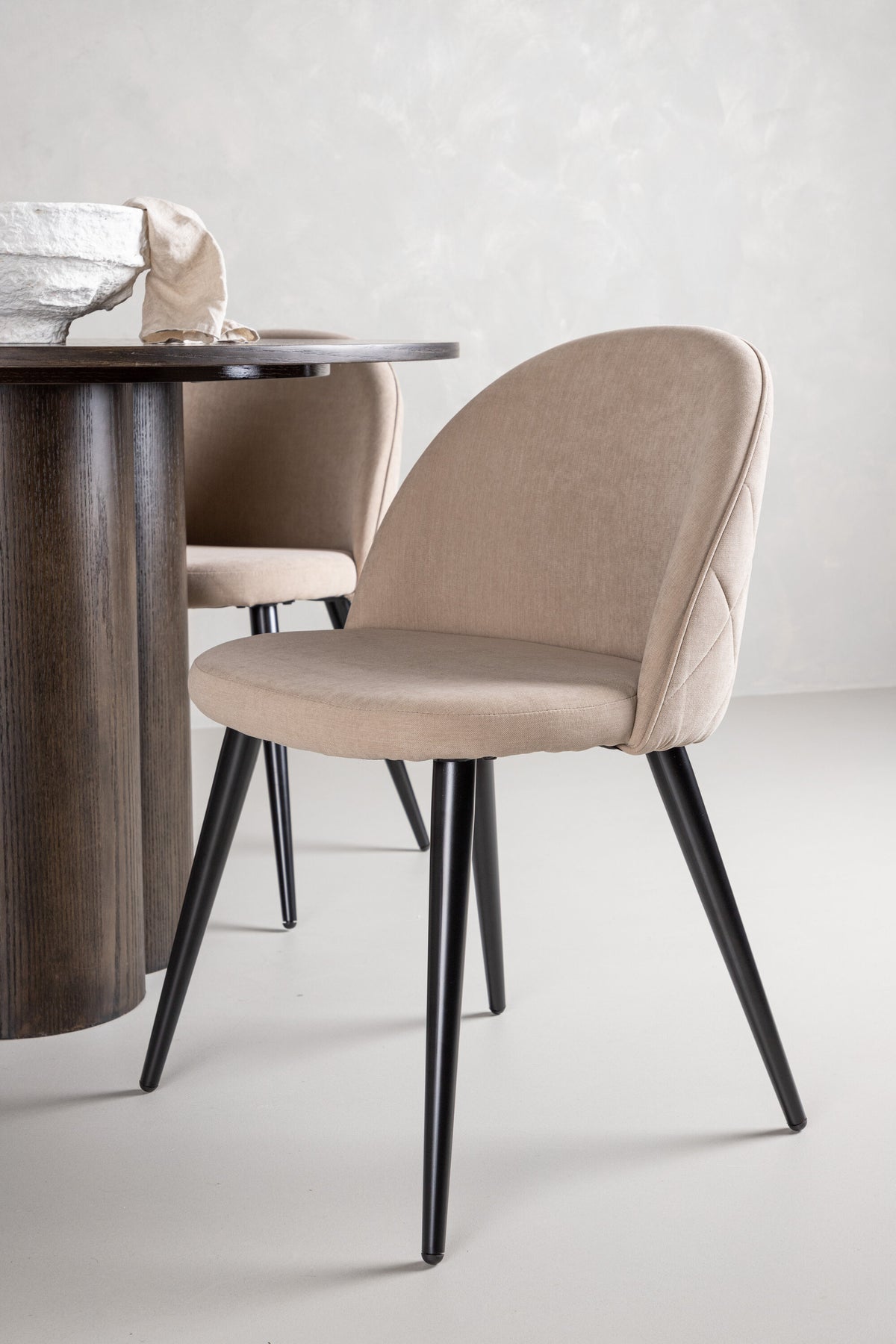 Olivia Matbord med Velvet Stolarna – Bord: ⌀110 Stol: 57x76,5x50