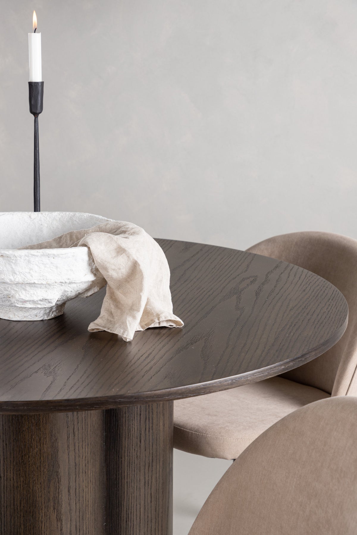 Olivia Matbord med Velvet Stolarna – Bord: ⌀110 Stol: 57x76,5x50
