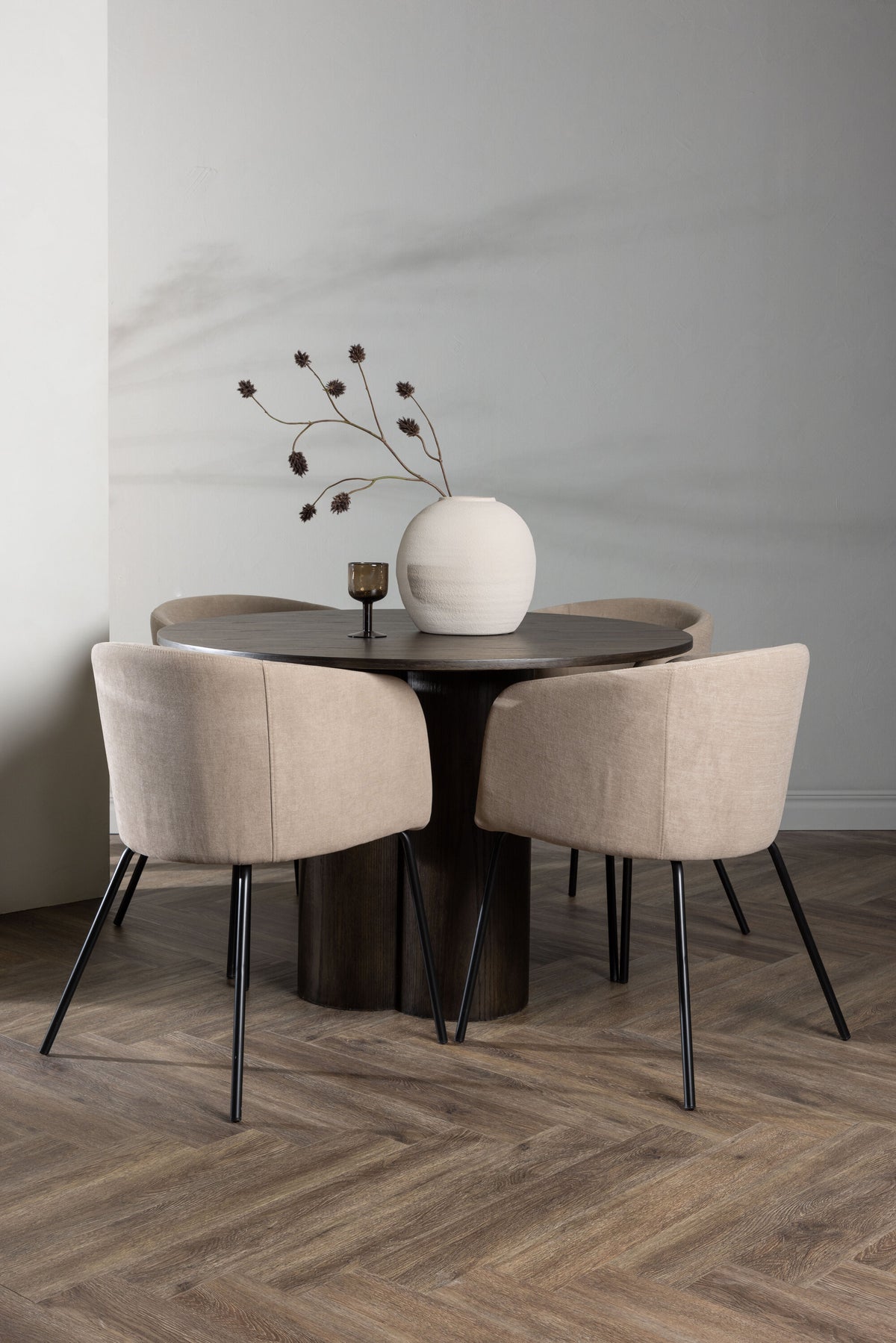 Olivia Matbord med Berit Stolarna – Bord: ⌀110 Stol: 55x78x55
