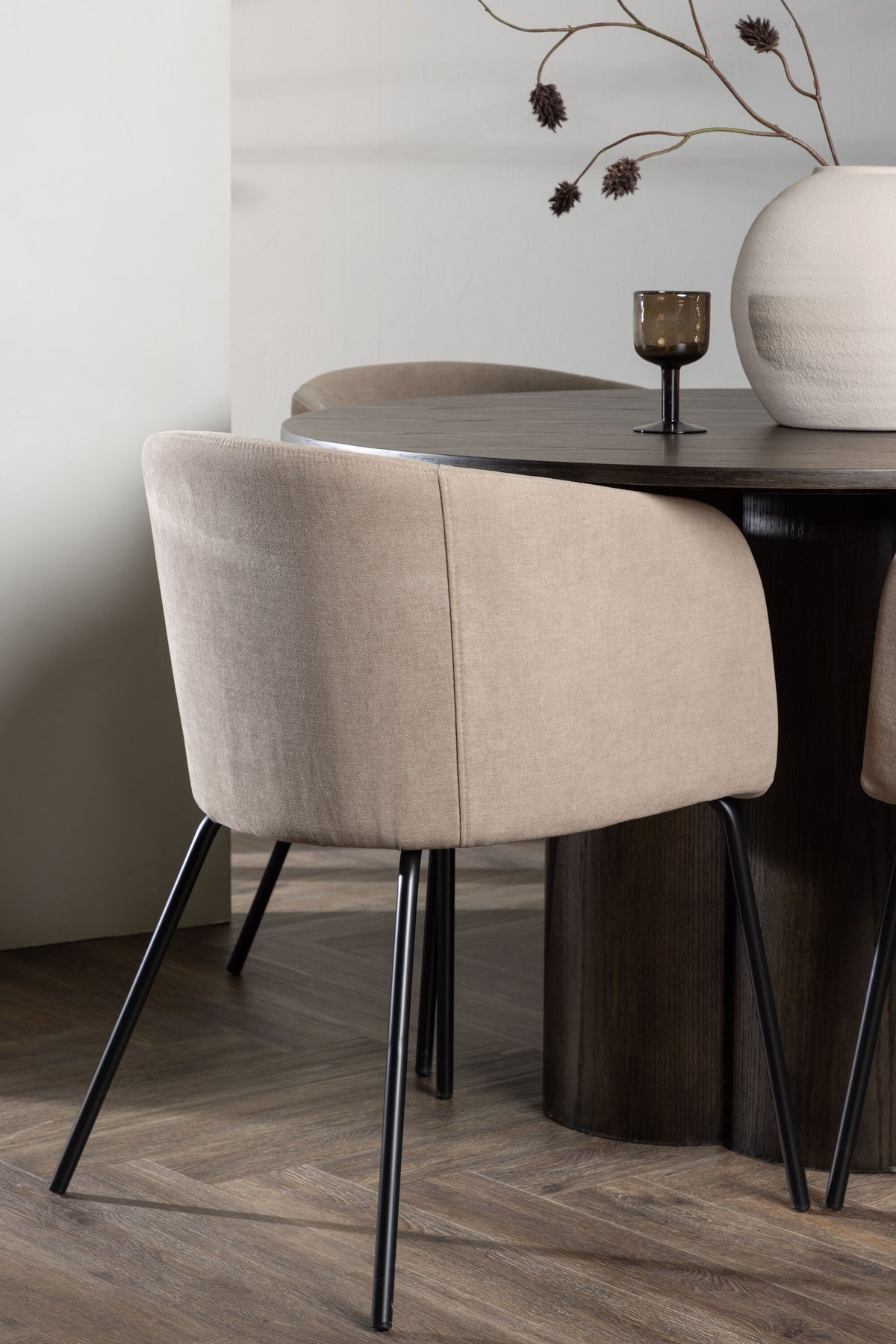 Olivia Matbord med Berit Stolarna – Bord: ⌀110 Stol: 55x78x55