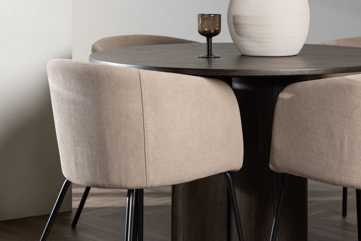 Olivia Matbord med Berit Stolarna – Bord: ⌀110 Stol: 55x78x55