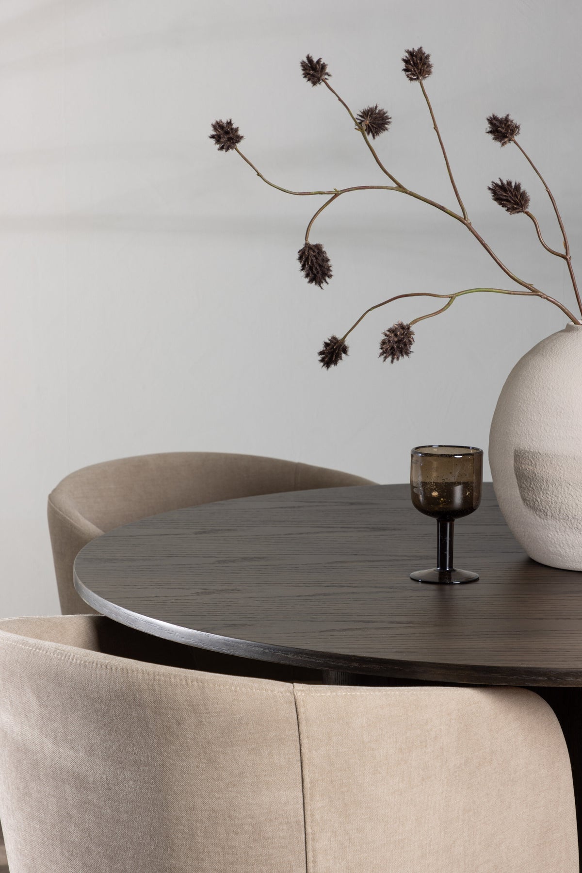 Olivia Matbord med Berit Stolarna – Bord: ⌀110 Stol: 55x78x55