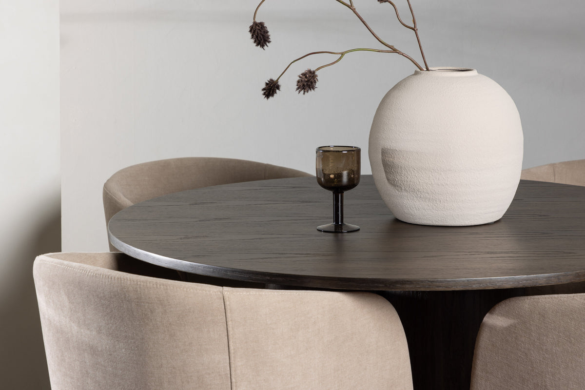 Olivia Matbord med Berit Stolarna – Bord: ⌀110 Stol: 55x78x55