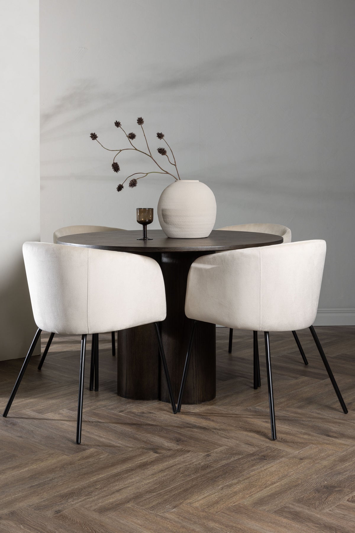 Olivia Matbord med Berit Stolarna – Bord: ⌀110 Stol: 55x78x55