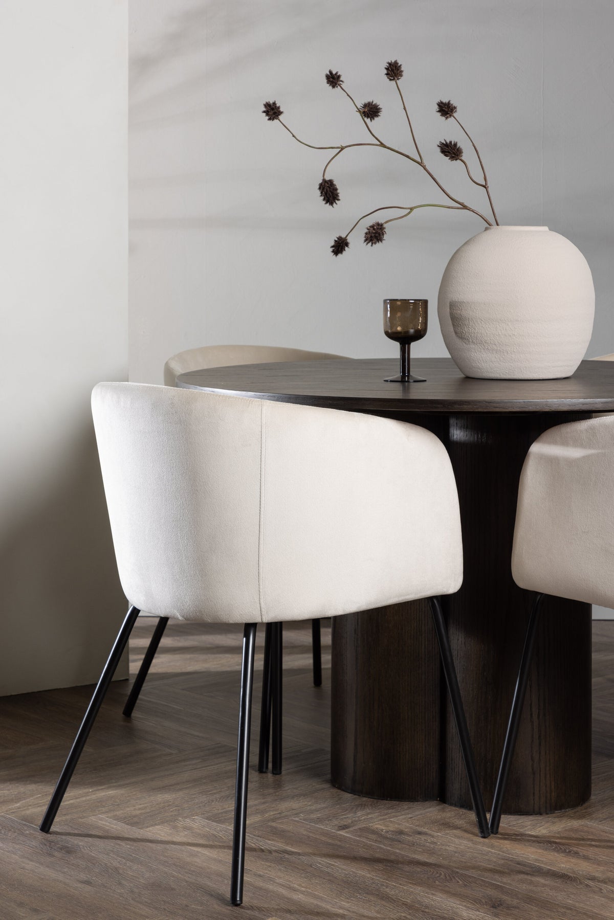 Olivia Matbord med Berit Stolarna – Bord: ⌀110 Stol: 55x78x55