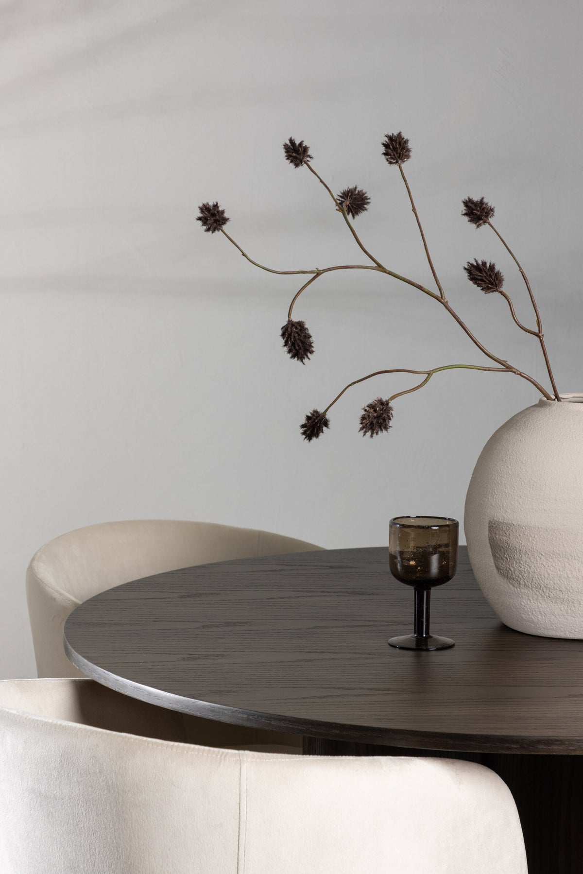 Olivia Matbord med Berit Stolarna – Bord: ⌀110 Stol: 55x78x55