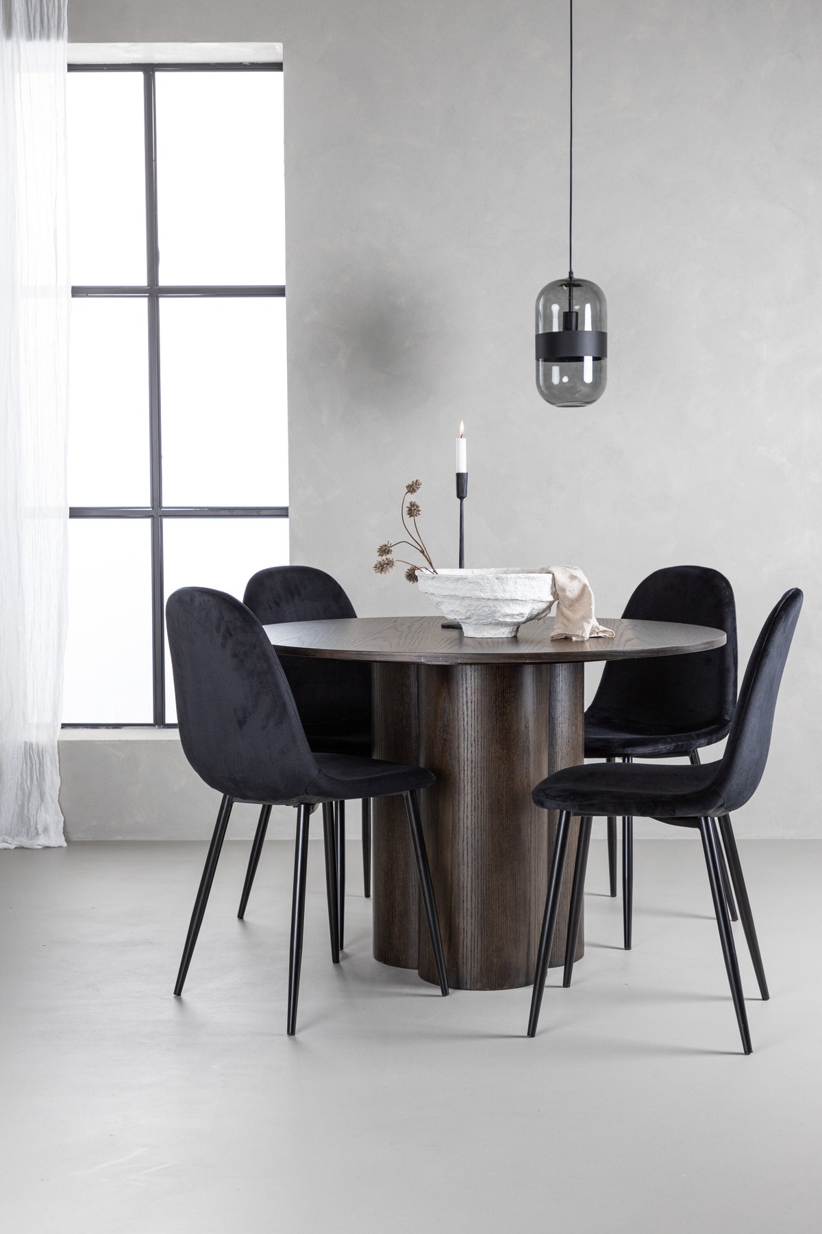 Olivia Matbord med Polar Stolarna – Bord: ⌀110 Stol: 53,3x88x44