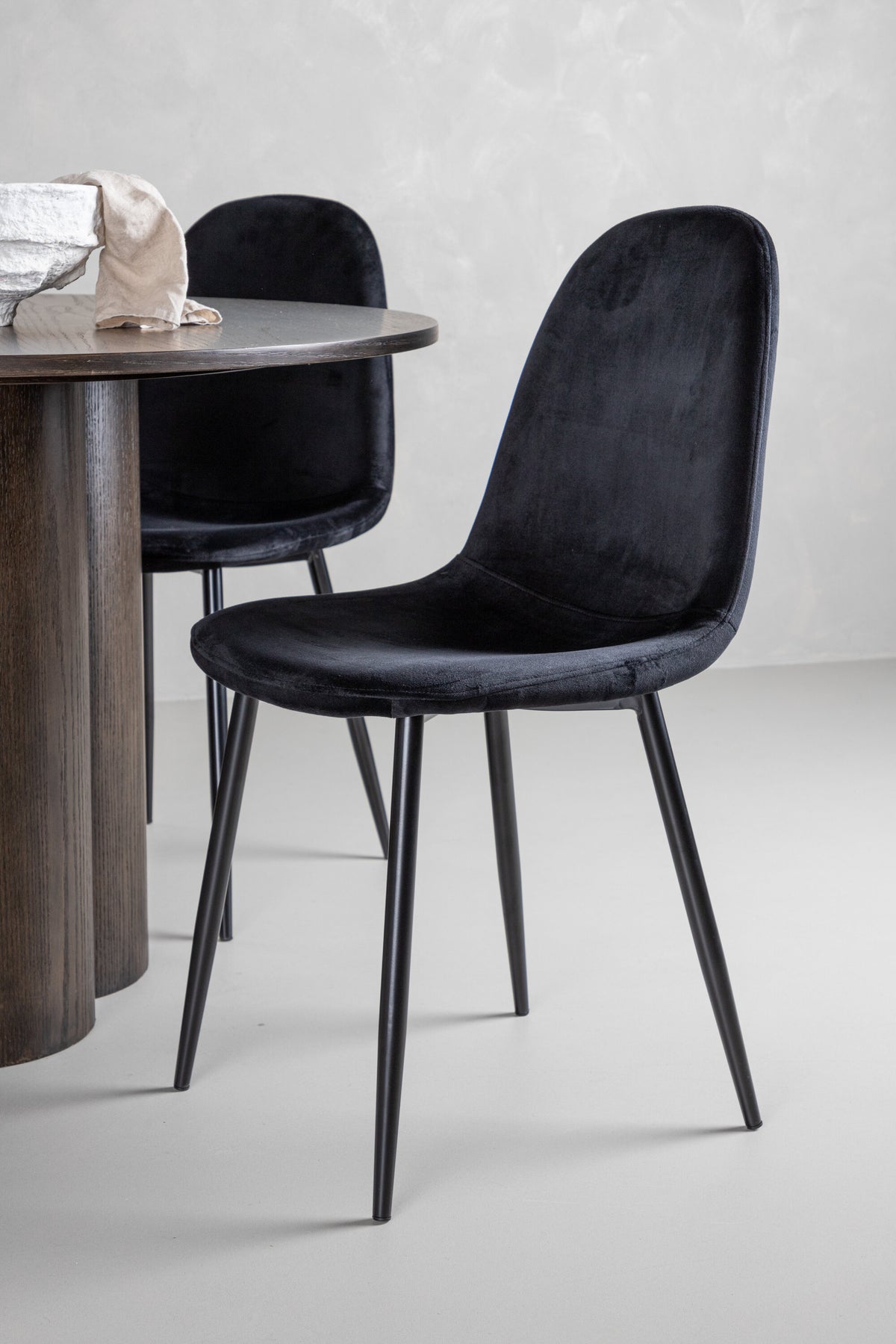 Olivia Matbord med Polar Stolarna – Bord: ⌀110 Stol: 53,3x88x44