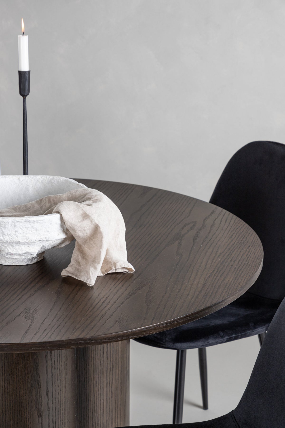 Olivia Matbord med Polar Stolarna – Bord: ⌀110 Stol: 53,3x88x44