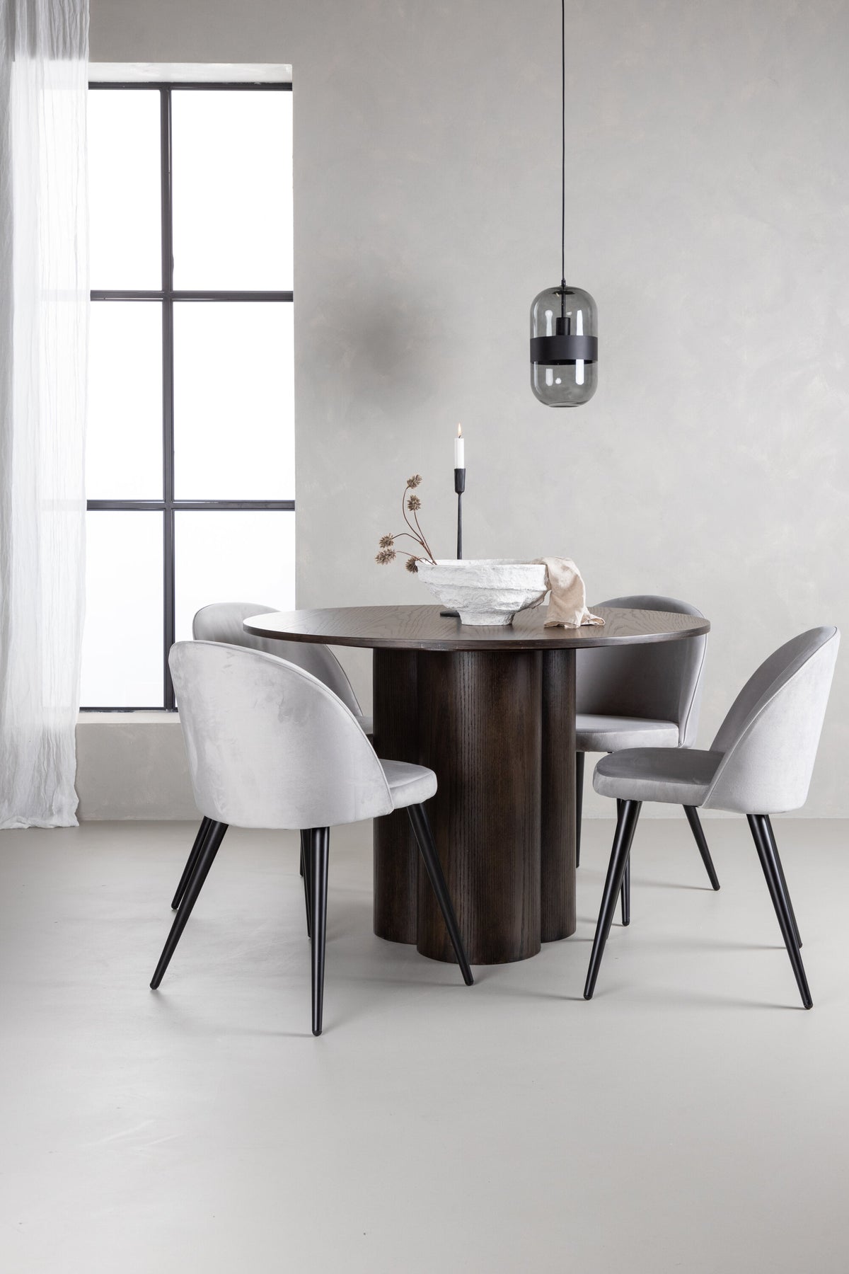 Olivia Matbord med Velvet Stolarna – Bord: ⌀110 Stol: 57x76,5x50
