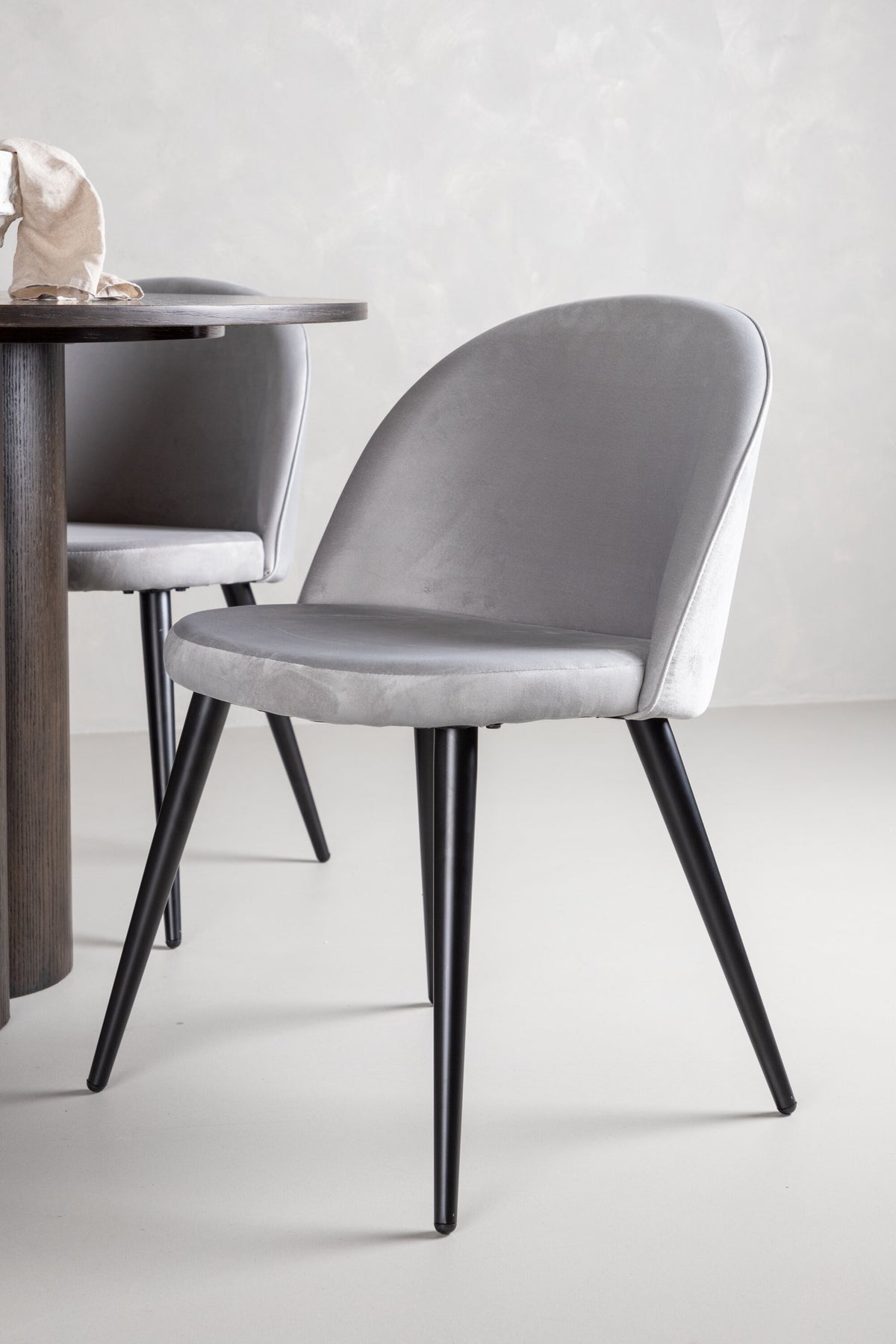 Olivia Matbord med Velvet Stolarna – Bord: ⌀110 Stol: 57x76,5x50