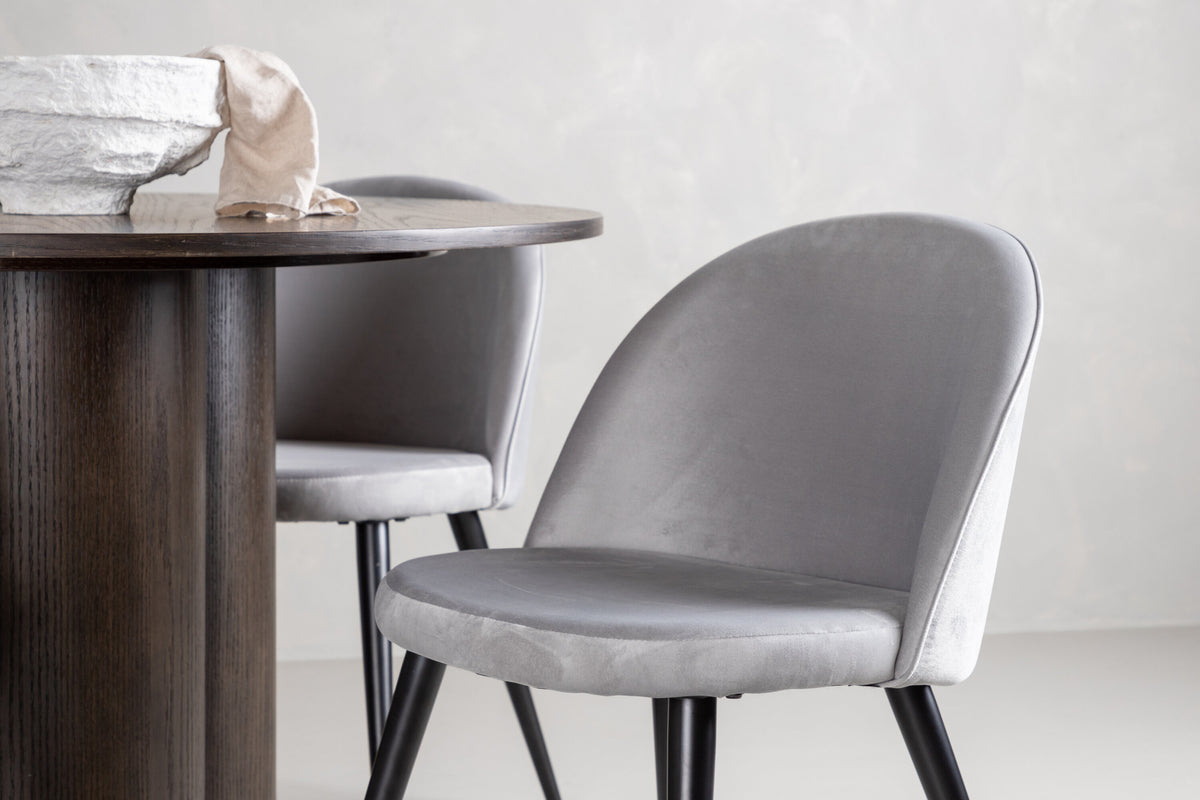 Olivia Matbord med Velvet Stolarna – Bord: ⌀110 Stol: 57x76,5x50