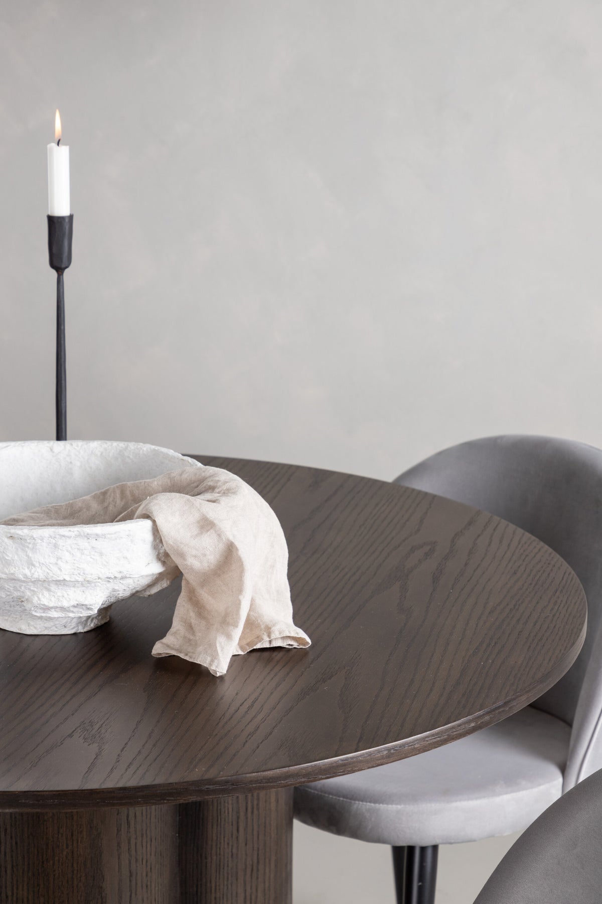 Olivia Matbord med Velvet Stolarna – Bord: ⌀110 Stol: 57x76,5x50