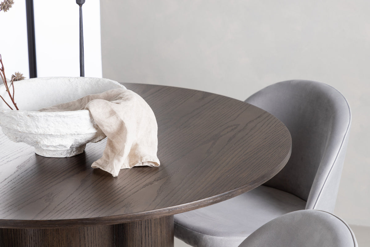 Olivia Matbord med Velvet Stolarna – Bord: ⌀110 Stol: 57x76,5x50