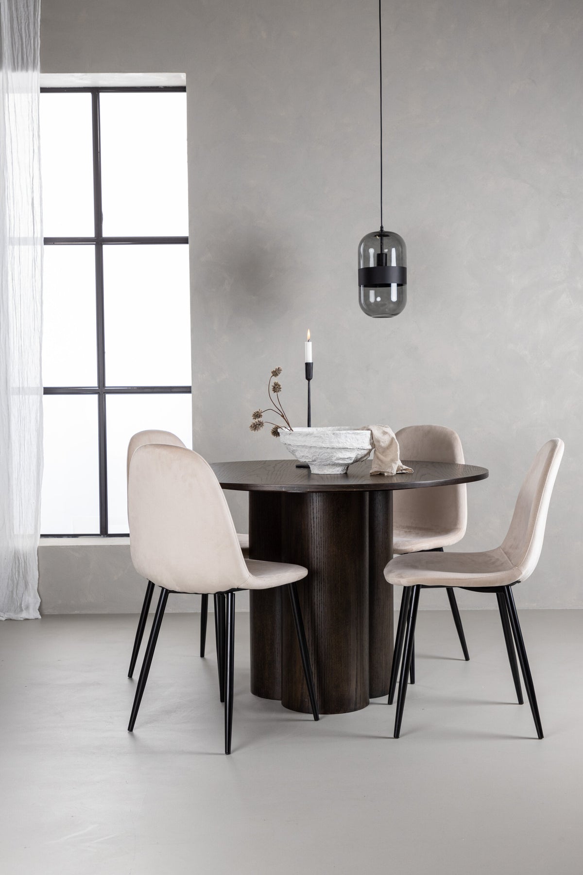 Olivia Matbord med Polar Stolarna – Bord: ⌀110 Stol: 53,3x88x44