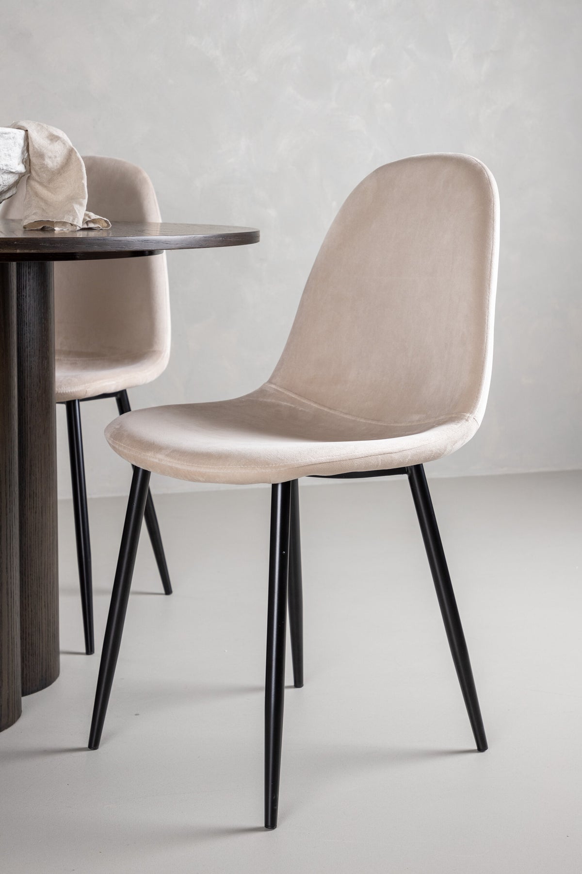 Olivia Matbord med Polar Stolarna – Bord: ⌀110 Stol: 53,3x88x44