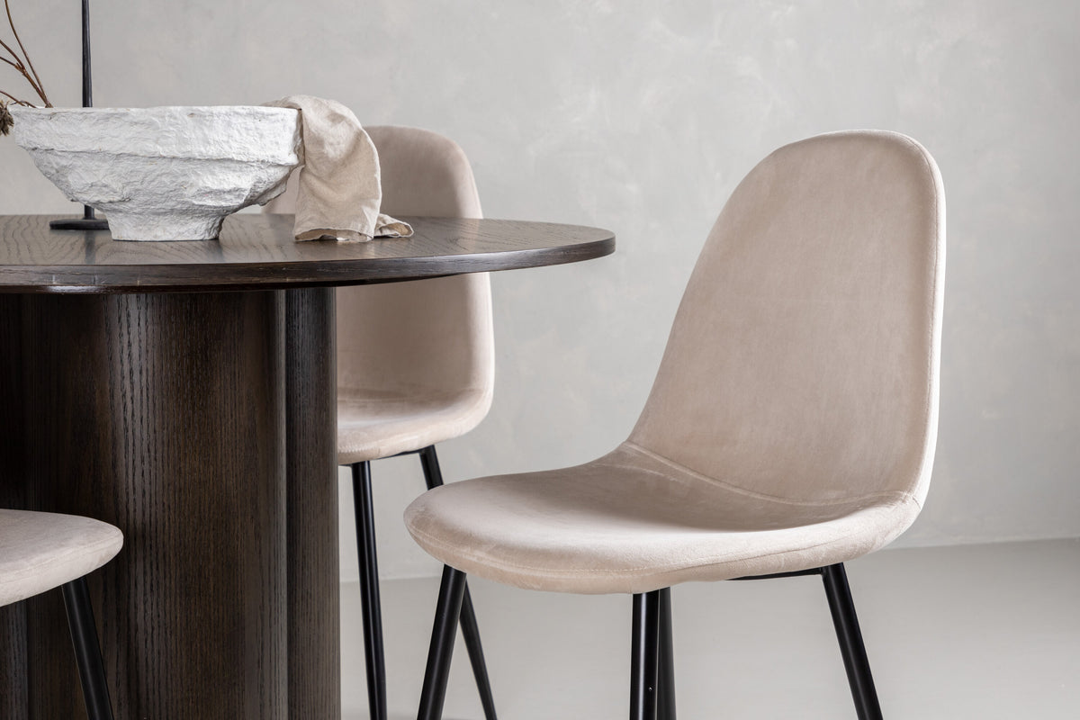 Olivia Matbord med Polar Stolarna – Bord: ⌀110 Stol: 53,3x88x44