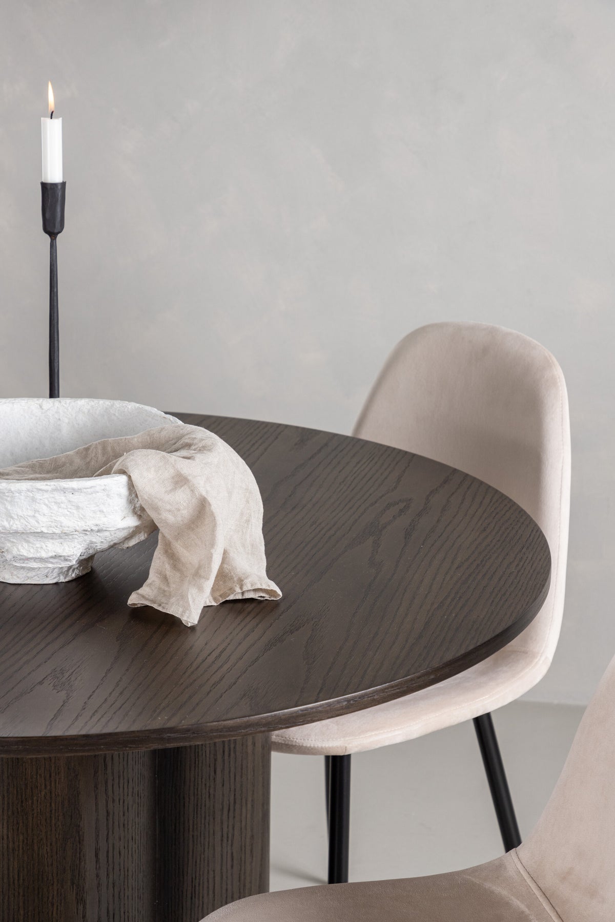 Olivia Matbord med Polar Stolarna – Bord: ⌀110 Stol: 53,3x88x44