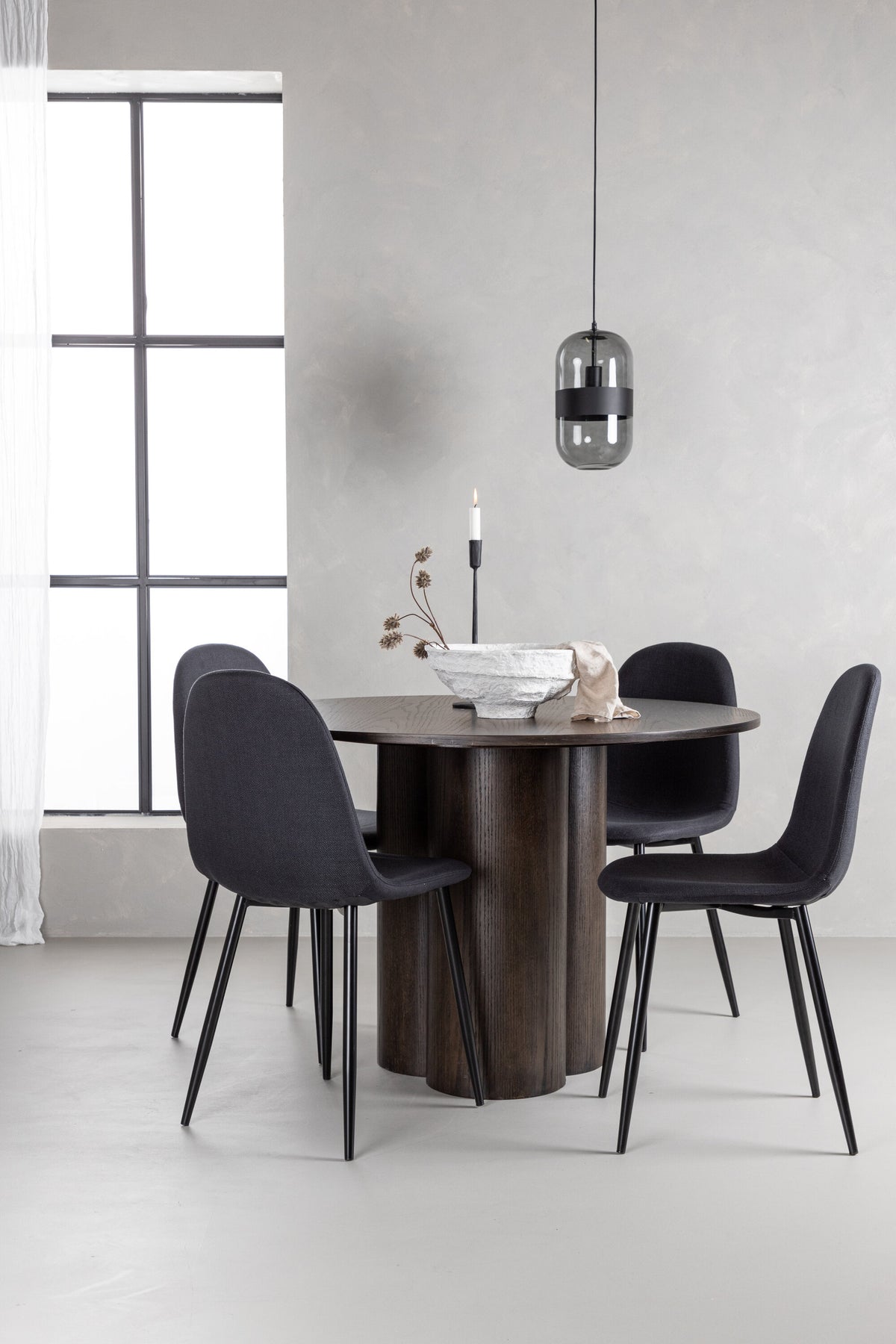 Olivia Matbord med Polar Stolarna – Bord: ⌀110 Stol: 53x87x44