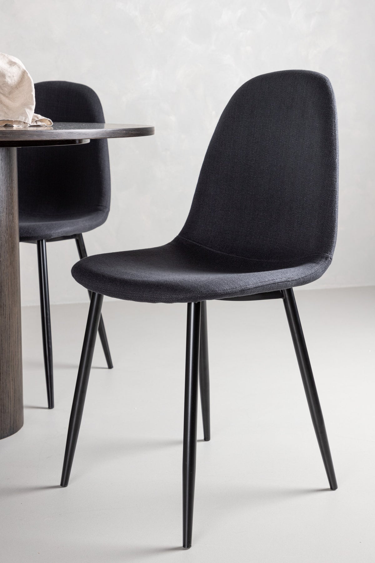 Olivia Matbord med Polar Stolarna – Bord: ⌀110 Stol: 53x87x44