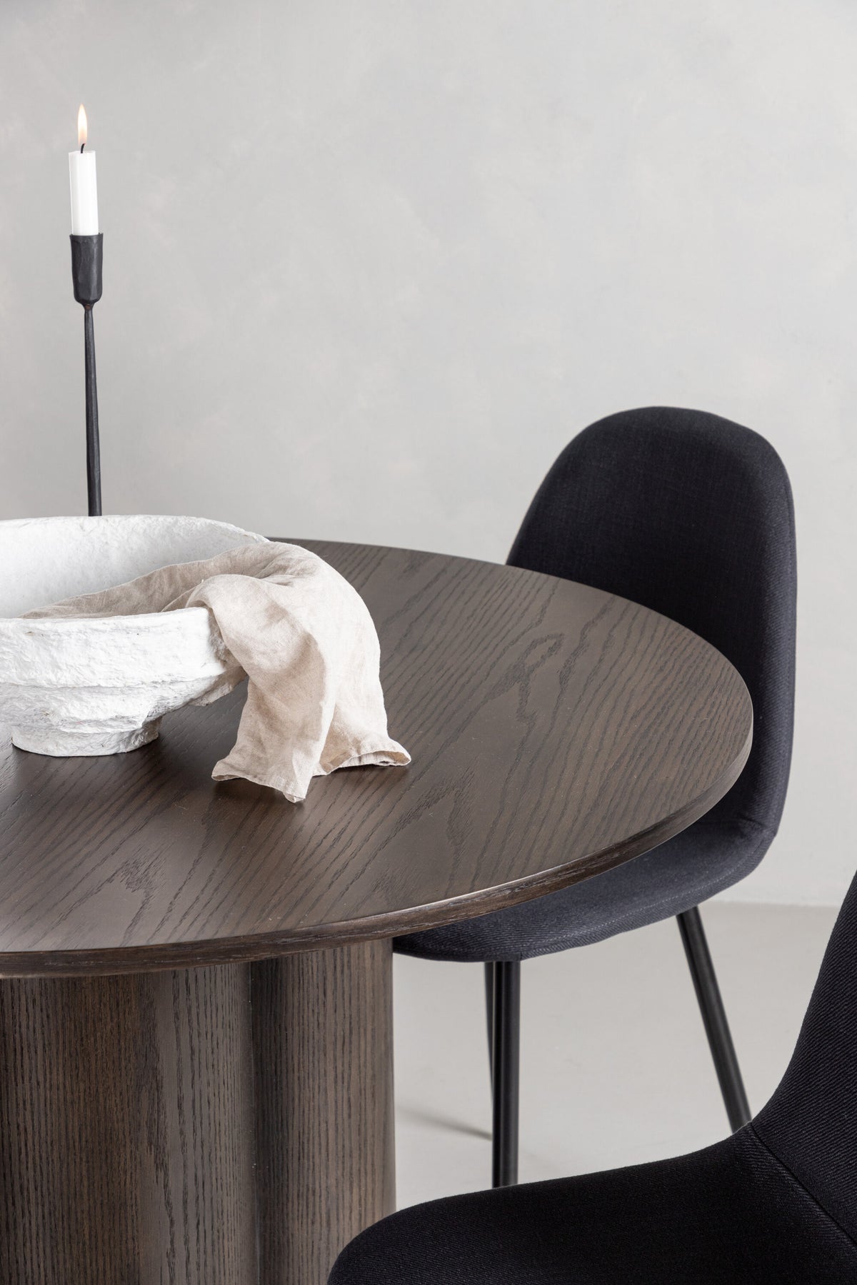 Olivia Matbord med Polar Stolarna – Bord: ⌀110 Stol: 53x87x44