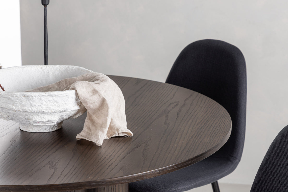 Olivia Matbord med Polar Stolarna – Bord: ⌀110 Stol: 53x87x44