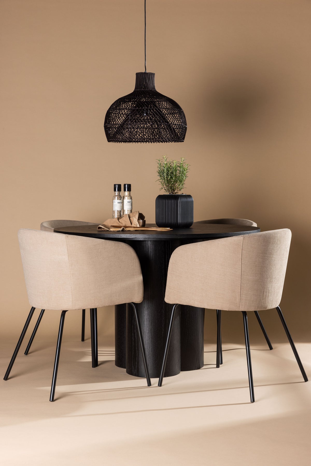Olivia Matbord med Berit Stolarna – Bord: ⌀110 Stol: 55x78x55