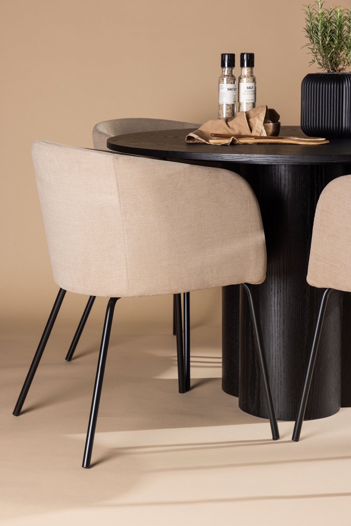 Olivia Matbord med Berit Stolarna – Bord: ⌀110 Stol: 55x78x55