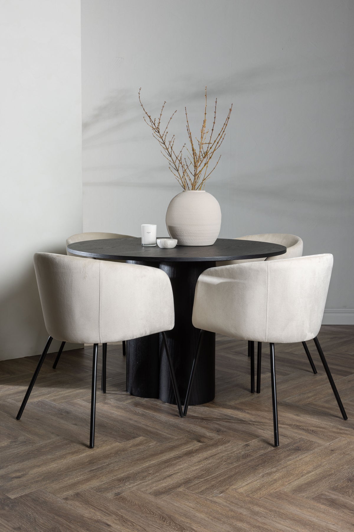 Olivia Matbord med Berit Stolarna – Bord: ⌀110 Stol: 55x78x55