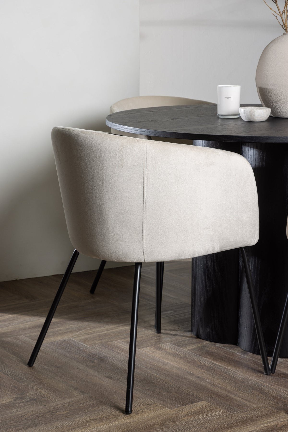 Olivia Matbord med Berit Stolarna – Bord: ⌀110 Stol: 55x78x55