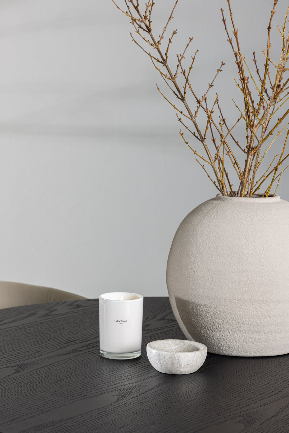 Olivia Matbord med Berit Stolarna – Bord: ⌀110 Stol: 55x78x55