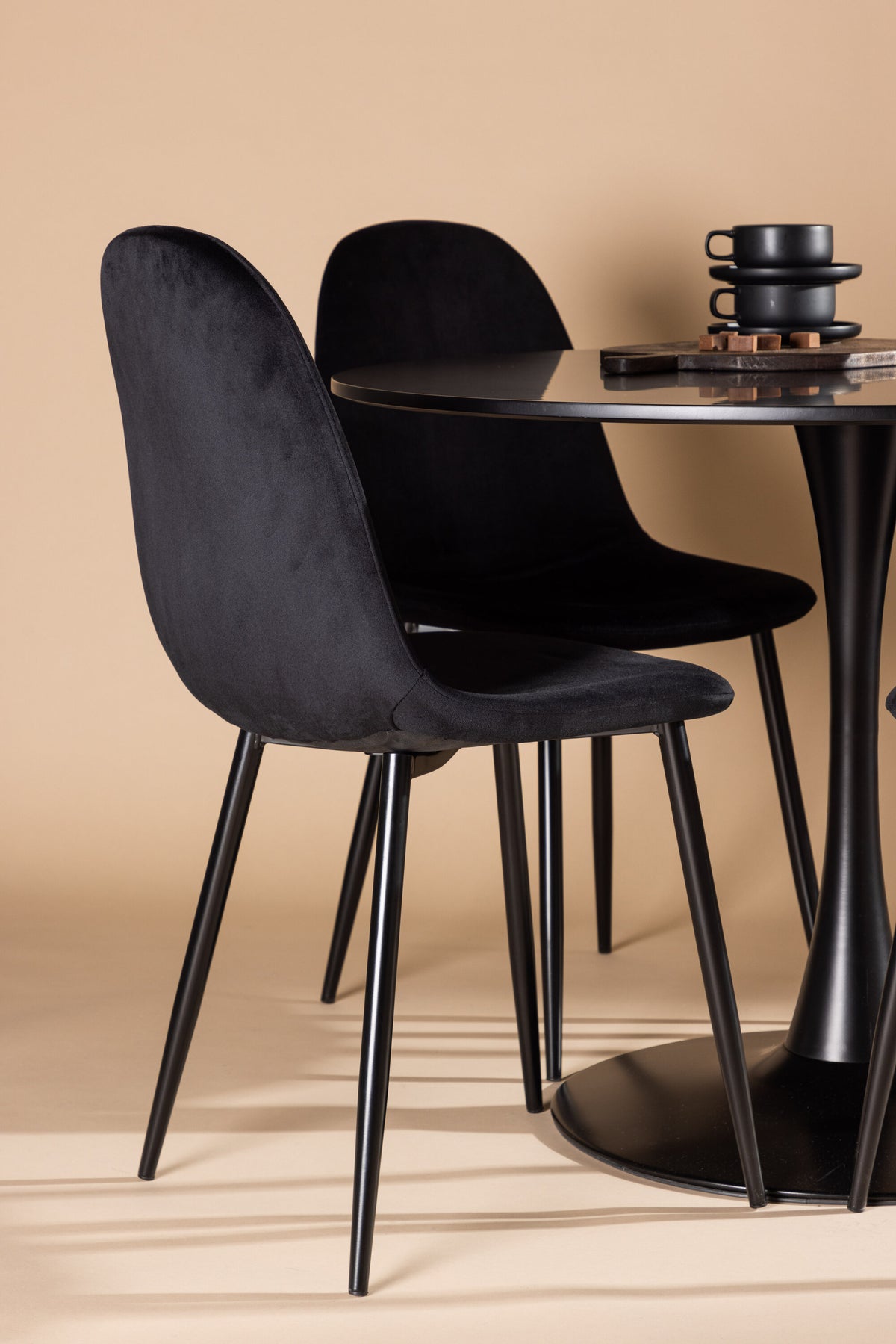 Glade Matbord med Polar Stolarna – Bord: ⌀100 Stol: 53,3x88x42,5