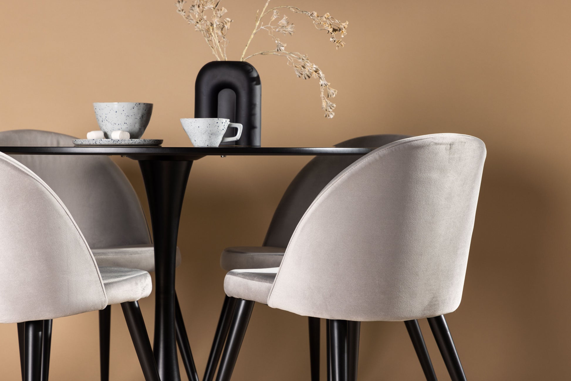 Glade Matbord med Velvet Stolarna Matgrupp