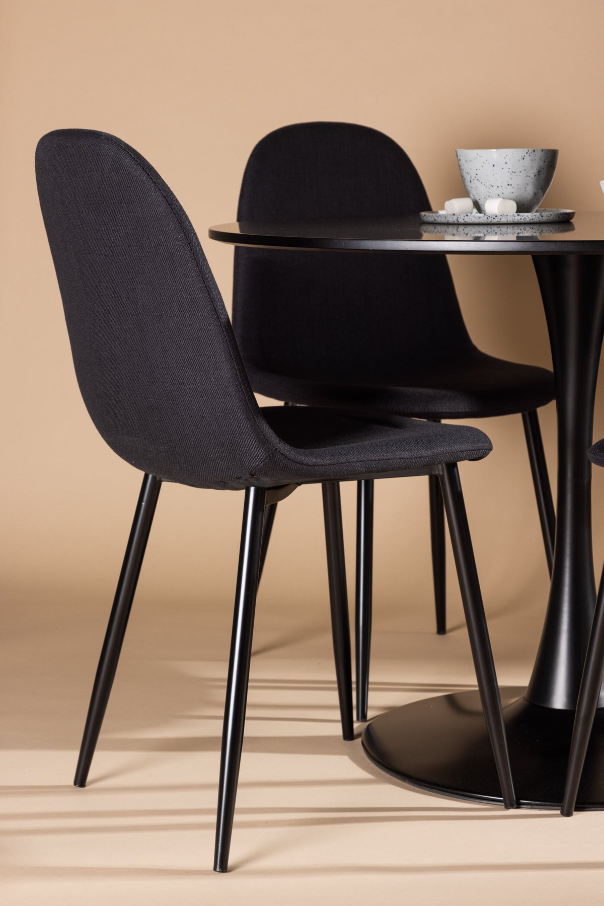 Glade Matbord med Polar Stolarna – Bord: ⌀100 Stol: 53x87x44