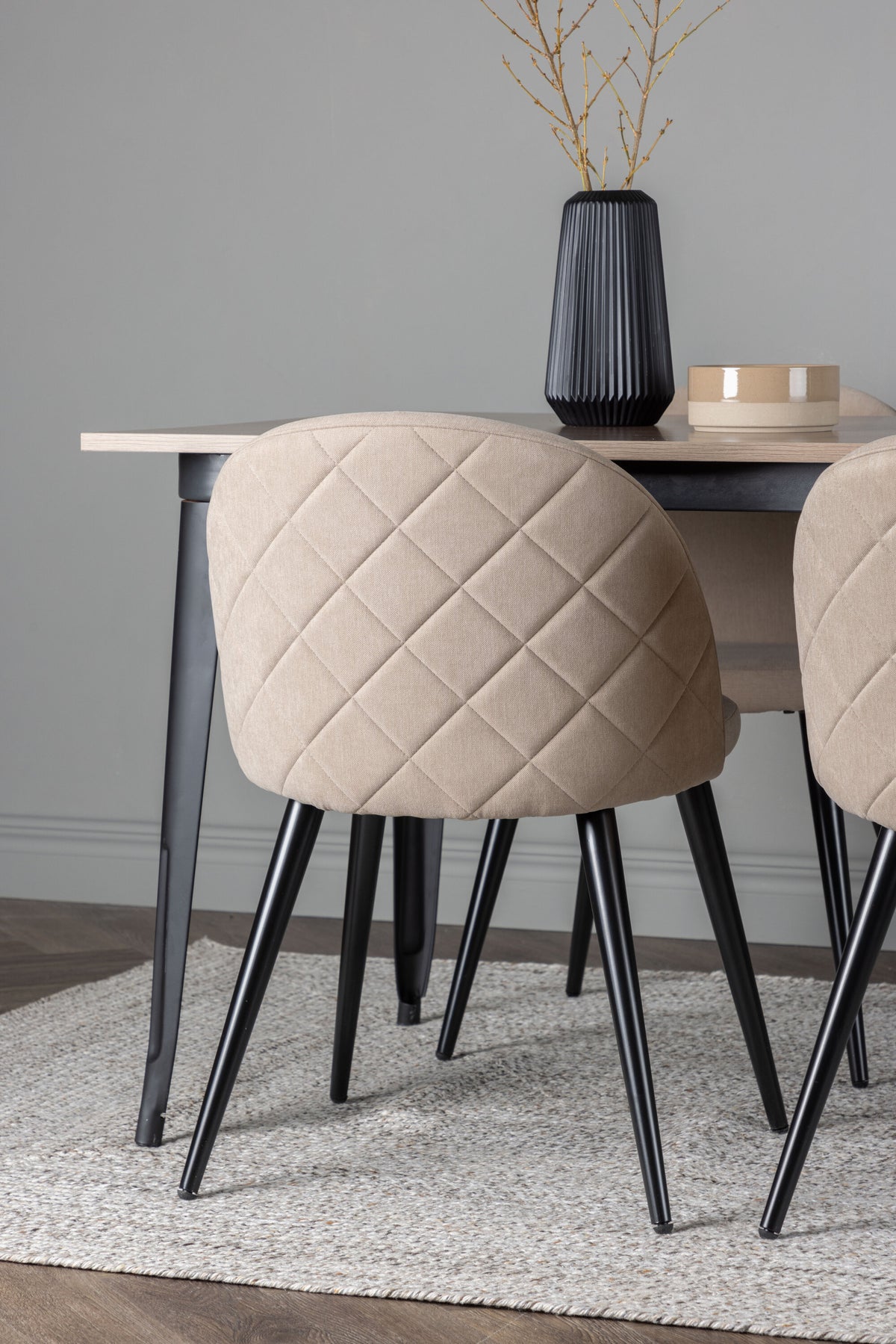 Tempe Matbord med Velvet Stolarna – Bord: 75x140x80 Stol: 57x76,5x50