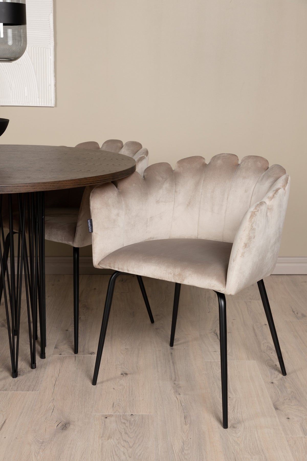 Stone Matbord med Limhamn Stolarna – Bord: ⌀120 Stol: 51x76,5x52