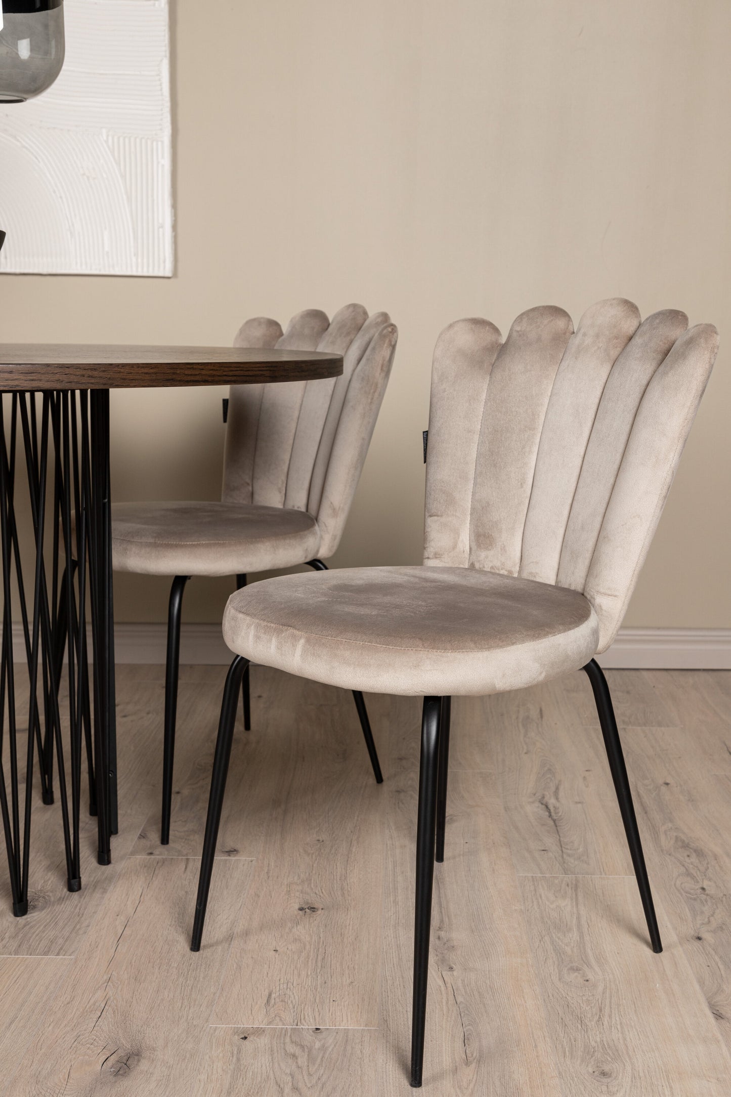 Stone Matbord med Limhamn Stolarna – Bord: ⌀120 Stol: 42x82x44