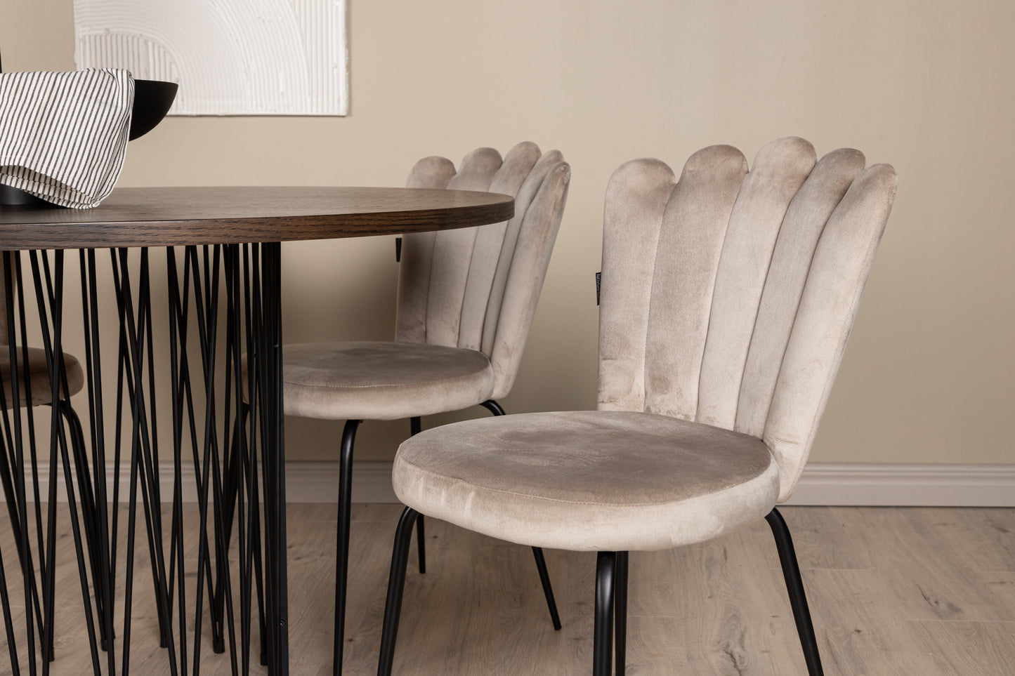 Stone Matbord med Limhamn Stolarna – Bord: ⌀120 Stol: 42x82x44