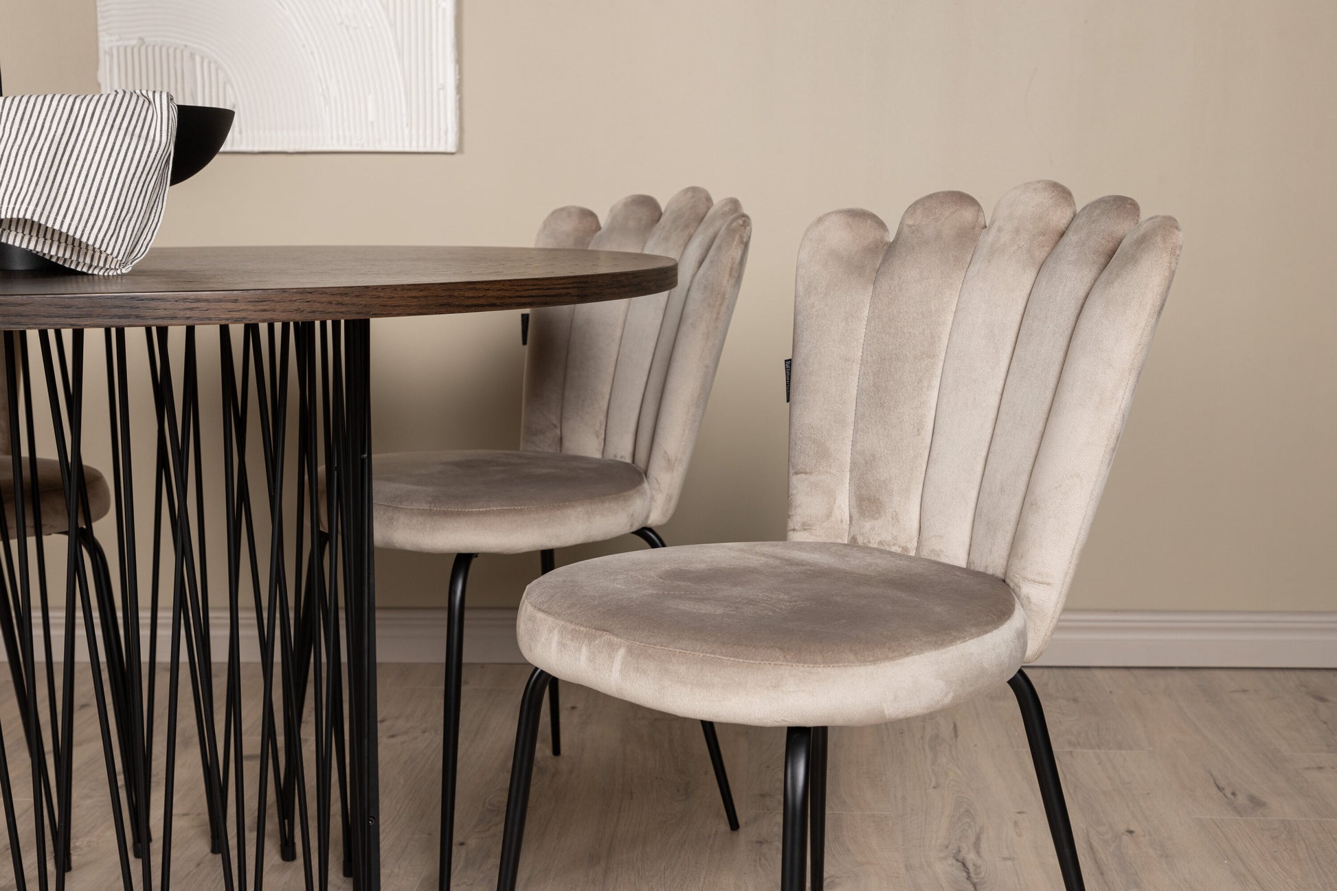 Stone Matbord med Limhamn Stolarna – Bord: ⌀120 Stol: 42x82x44