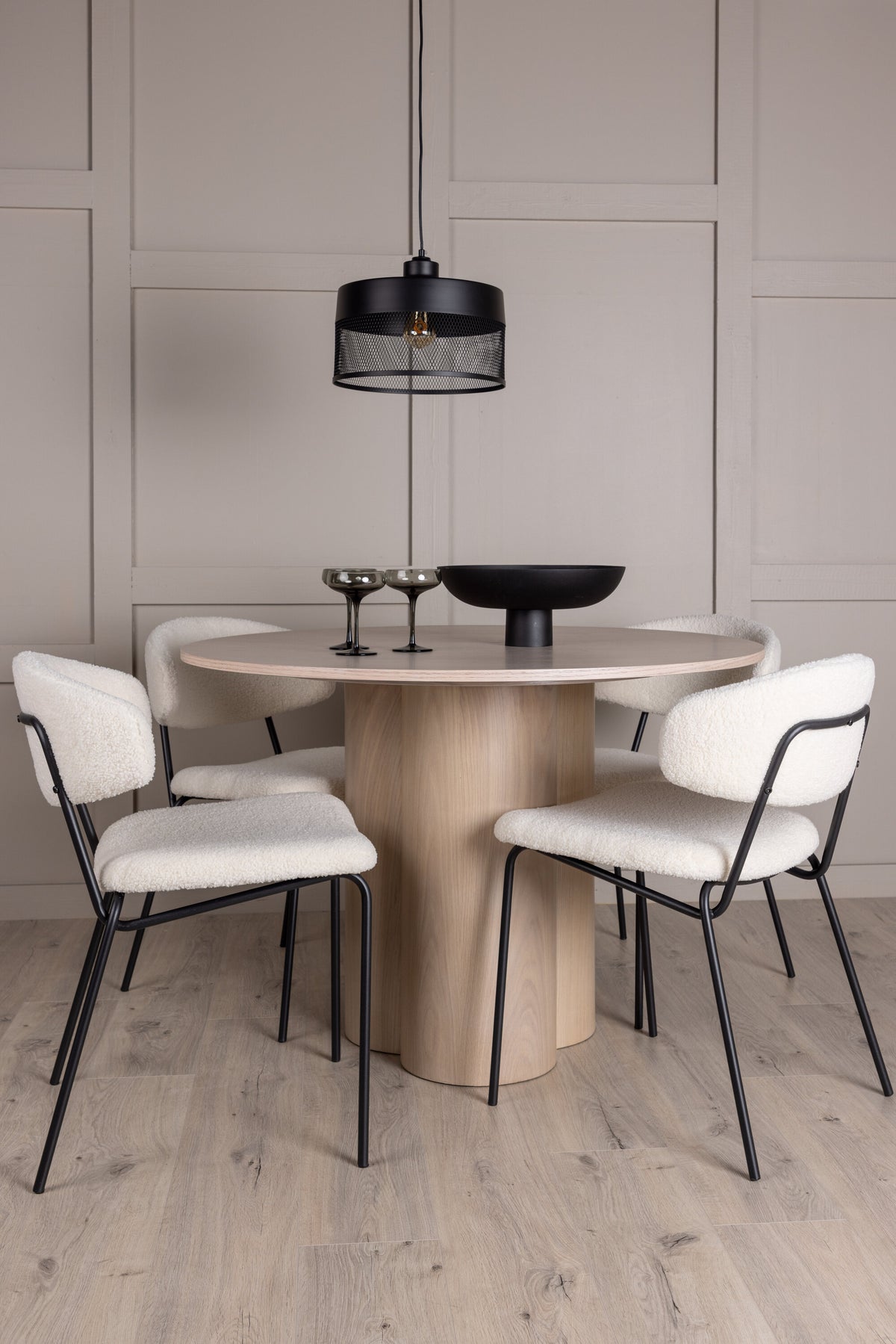 Olivia Matbord med Chico Stolarna – Bord: ⌀110 Stol: 57x79x50