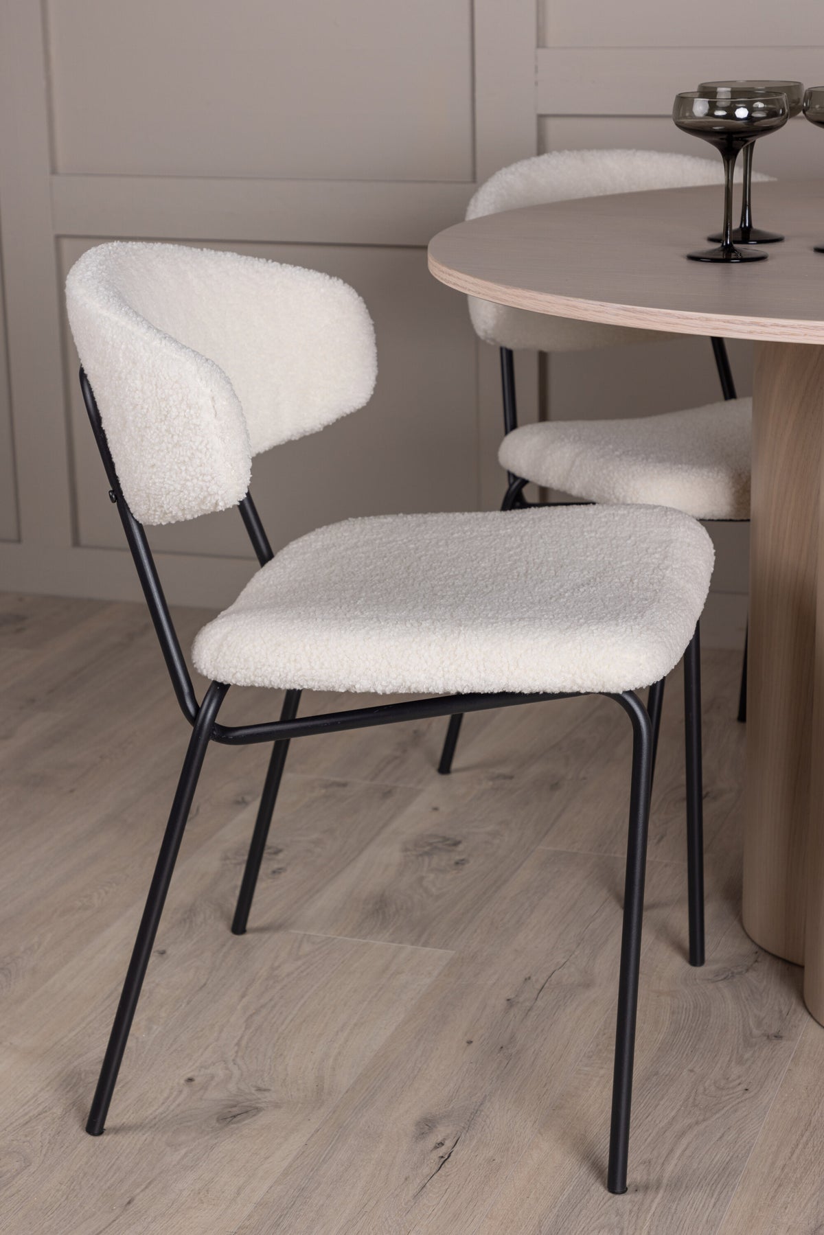 Olivia Matbord med Chico Stolarna – Bord: ⌀110 Stol: 57x79x50