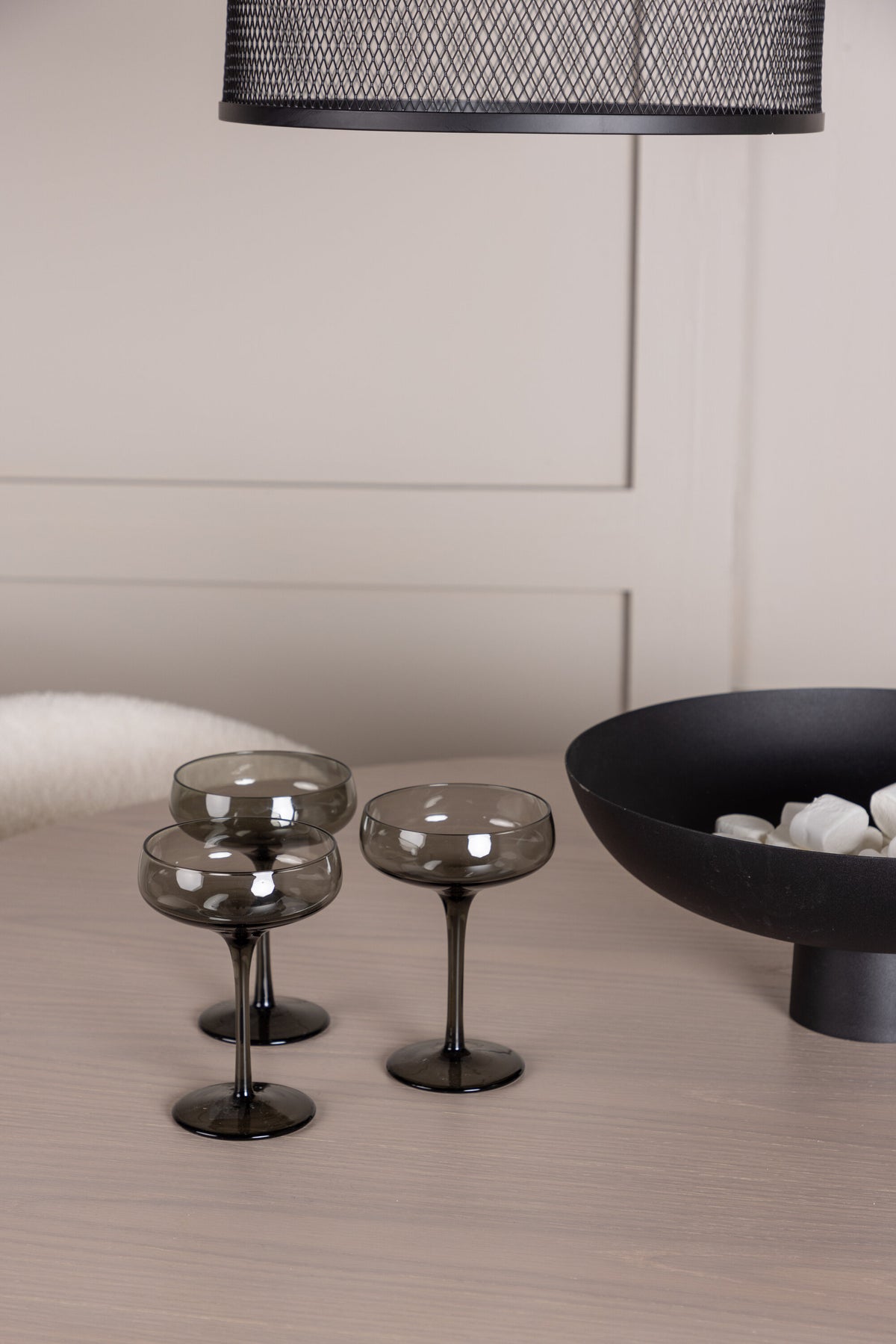 Olivia Matbord med Chico Stolarna – Bord: ⌀110 Stol: 57x79x50