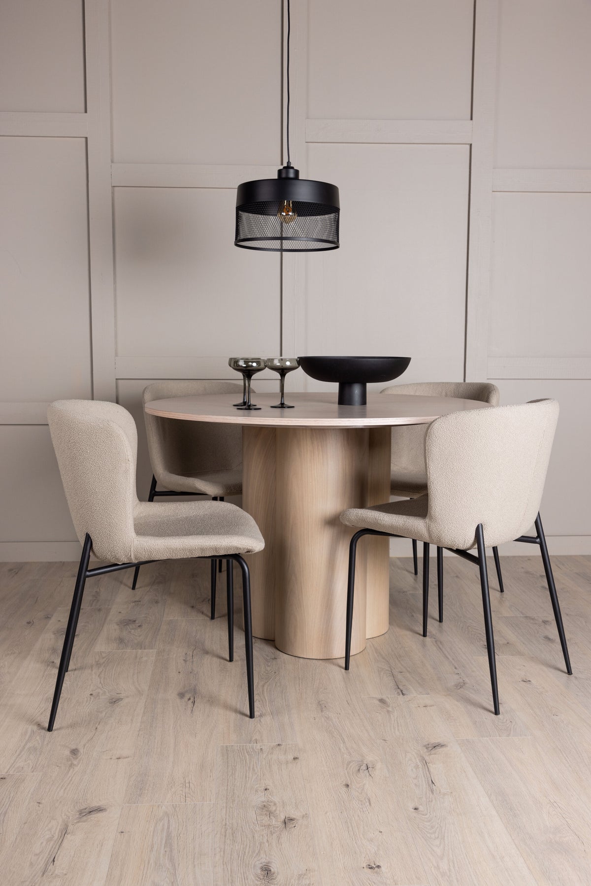 Olivia Matbord med Modesto Stolarna – Bord: ⌀110 Stol: 54x79,5x48