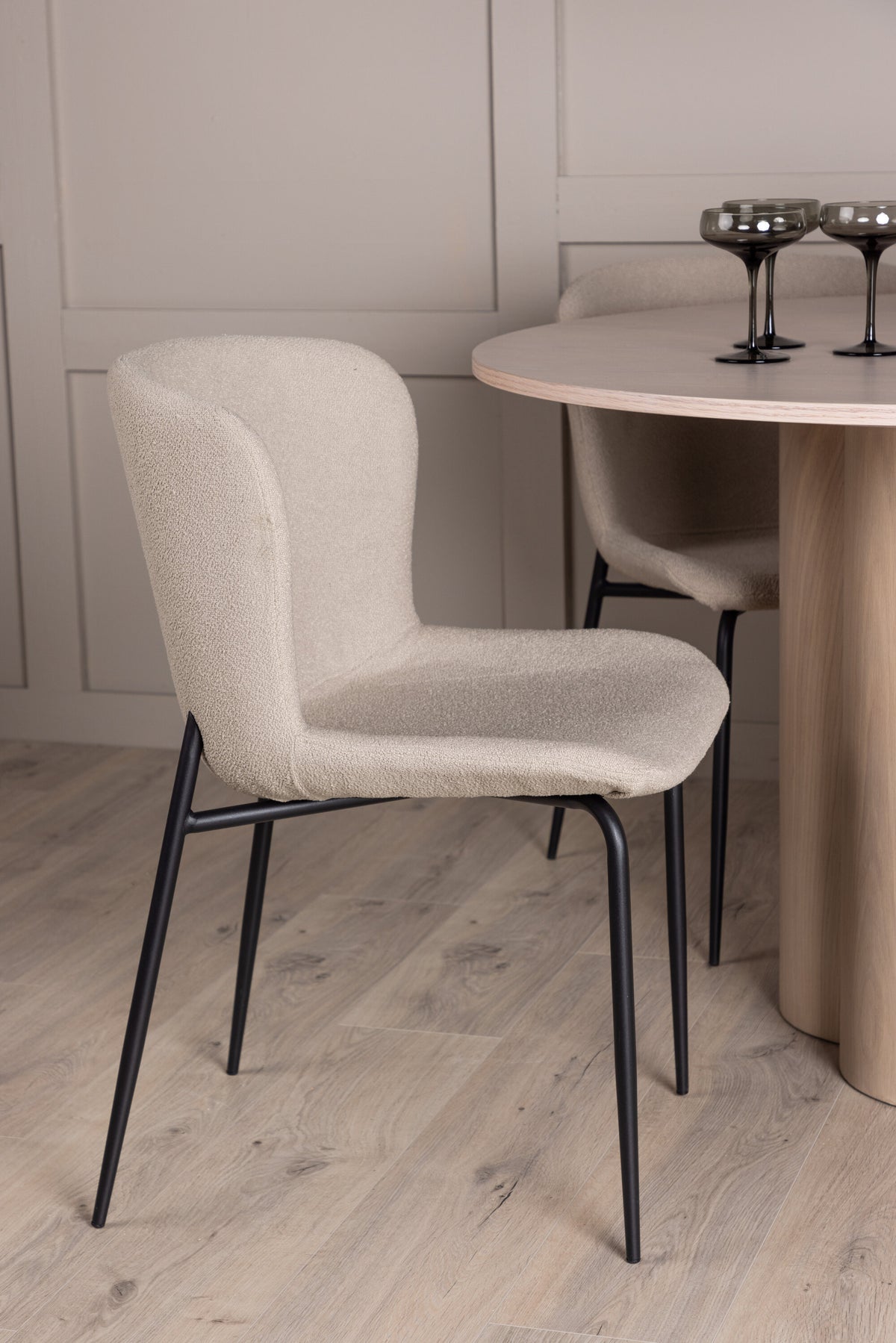 Olivia Matbord med Modesto Stolarna – Bord: ⌀110 Stol: 54x79,5x48