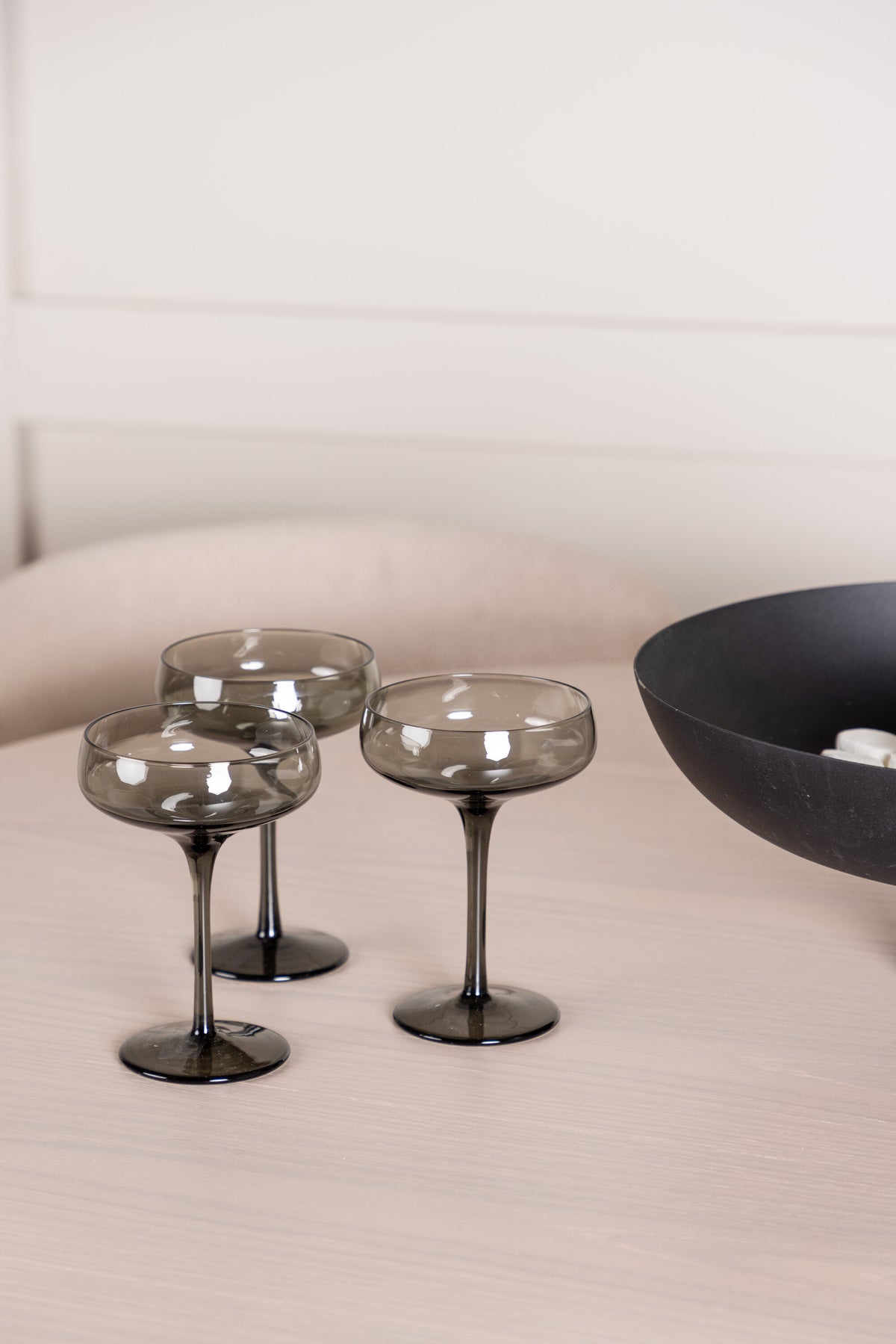 Olivia Matbord med Modesto Stolarna – Bord: ⌀110 Stol: 54x79,5x48
