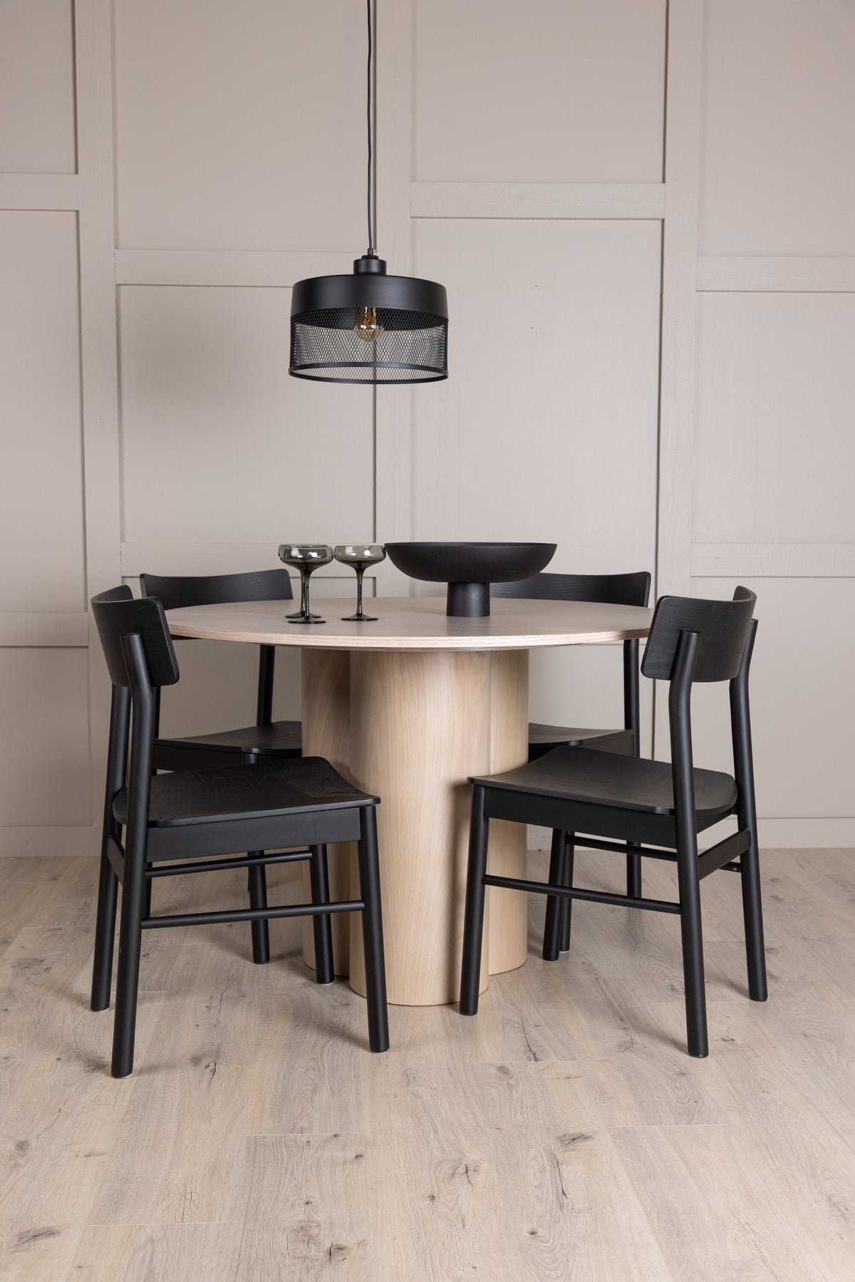 Olivia Matbord med Montros Stolarna – Bord: ⌀110 Stol: 48x82x45,5