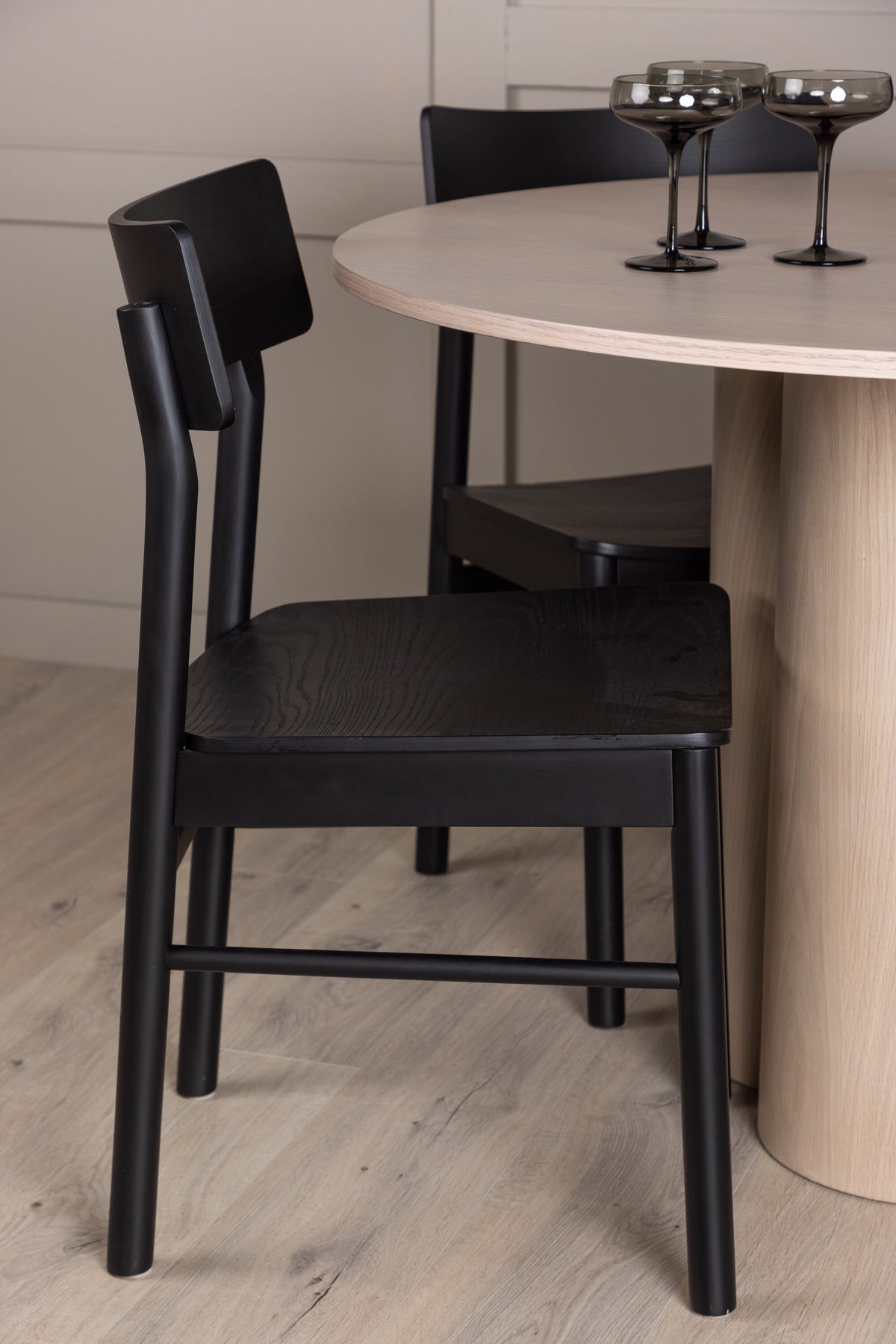 Olivia Matbord med Montros Stolarna – Bord: ⌀110 Stol: 48x82x45,5