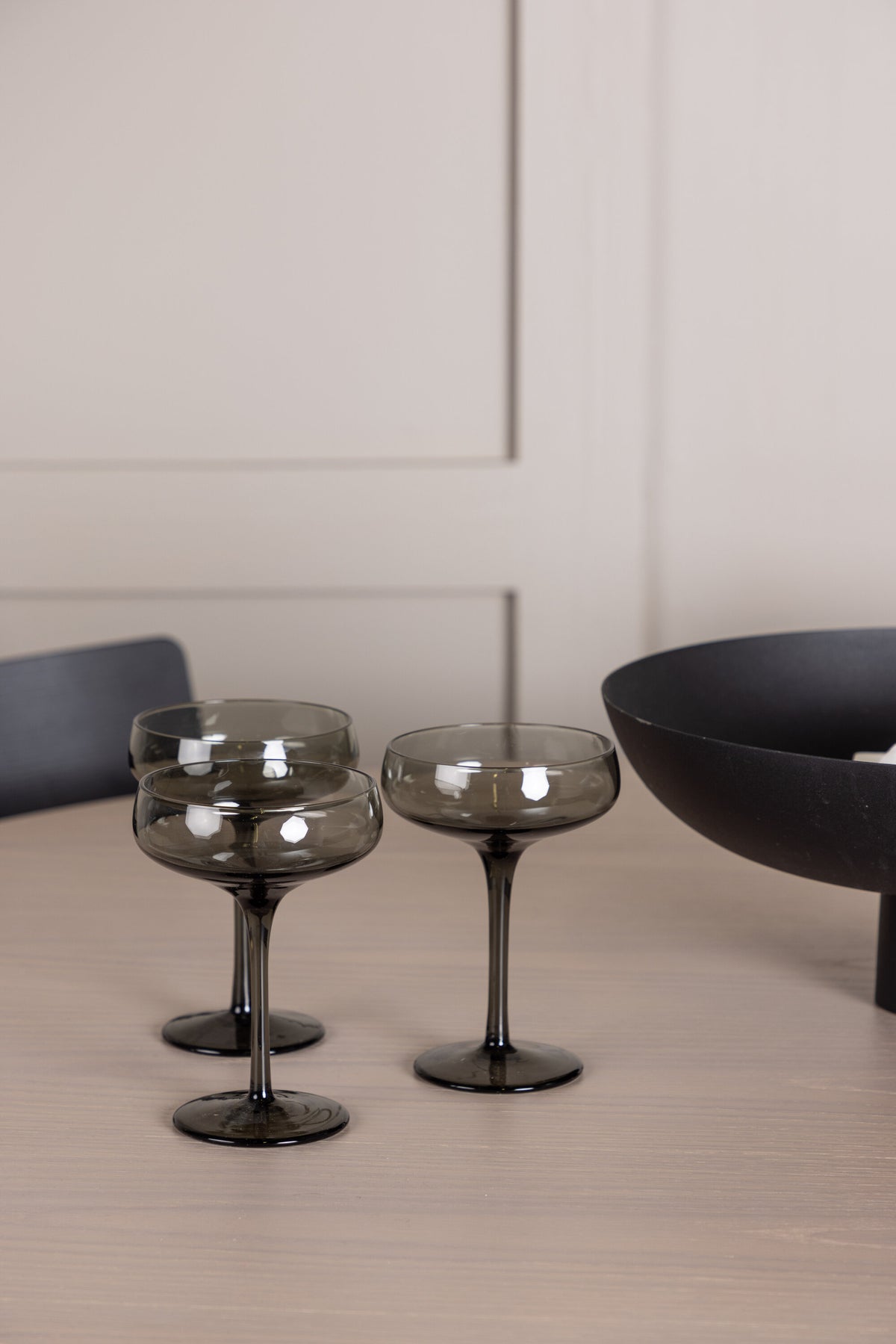 Olivia Matbord med Montros Stolarna – Bord: ⌀110 Stol: 48x82x45,5
