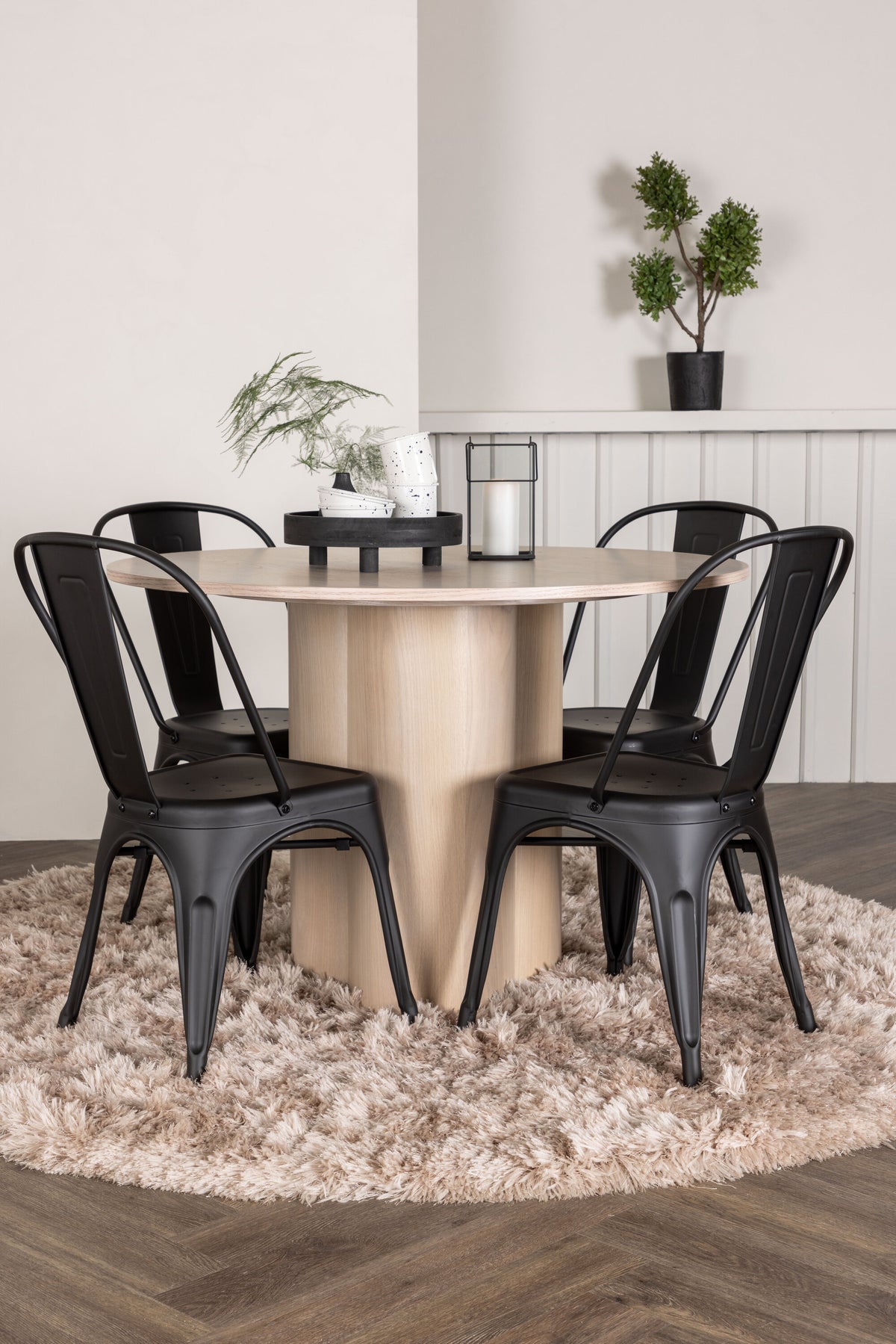 Olivia Matbord med Tempe Stolarna – Bord: ⌀110 Stol: 53x85x45