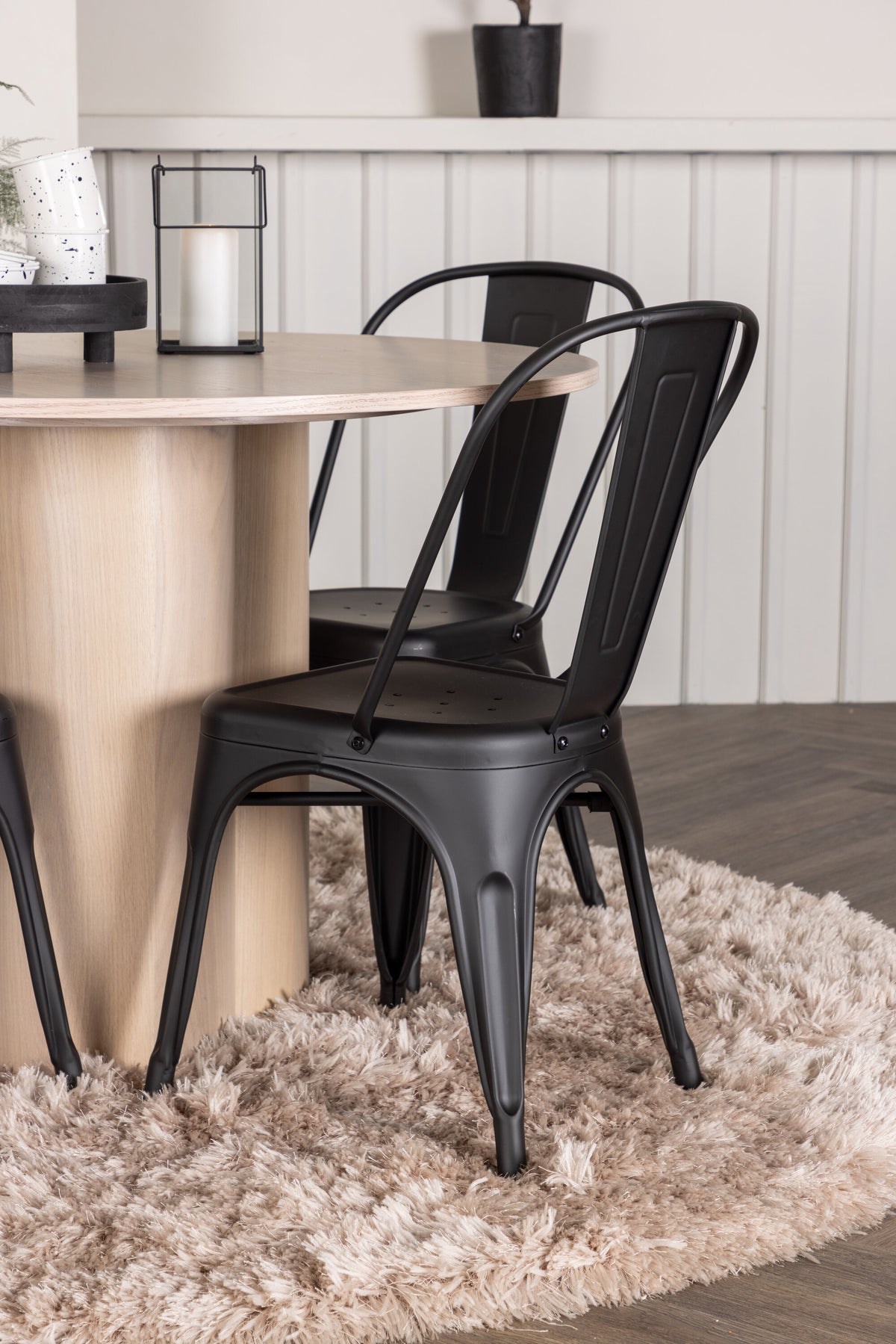 Olivia Matbord med Tempe Stolarna – Bord: ⌀110 Stol: 53x85x45